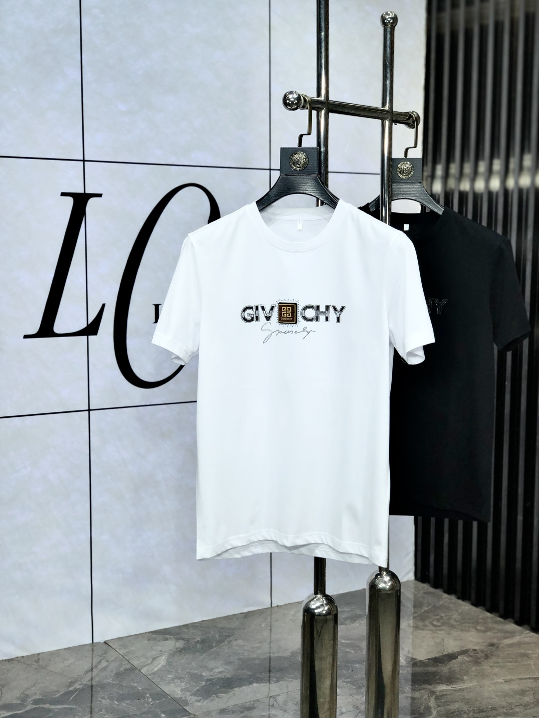 NO:513901,.Givenchy. Wear 220 catties. 2025 spring and summer new product, fashionable round neck short sleeve high-end custom versatile style!  More practical, anyone can easily control it. It is made of double mercerized fabric, luxurious and classic brand logo design, 1f is very high-end and must-have if you understand the goods!  The style and tailoring are slim styles, which are very exquisite, showing aura and highlighting the exquisiteness of business men. This is the unique feature, the right slim fit, and the upper body effect is very good!  Size M-6XL m wear 175/120 catties., givennchy, T-shirt, alexander wang19860909.纪梵希.穿220斤.2025春夏新品时尚圆领短袖高级定制百搭款式！更有实用感 任何人都可以轻松驾驭 采用双丝光面料制作,奢华经典品牌logo设计,1f非常显档次懂货的必须入！版型剪裁属于修身款 非常精致,显气场,又会凸显商务男士的精致,这就是独到之处,恰到好处的修身,上身效果非常赞！ 尺码M-6XL m穿175/120斤.,,givenchy,T-shirt,alexander wang,Men's clothing