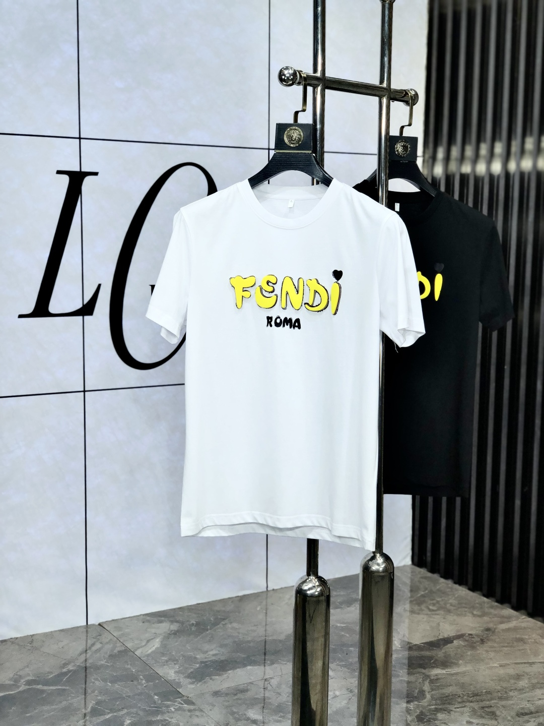 NO:513903,.Fendi. Wear 220 catties. 2025 spring and summer new product fashionable round neck short sleeve high-end custom versatile style!  More practical, anyone can easily control it. It is made of double mercerized fabric, luxurious and classic brand logo design, 1f is very high-end and must-have if you understand the goods!  The style and tailoring are slim styles, which are very exquisite, showing aura and highlighting the exquisiteness of business men. This is the unique feature, the right slim fit, and the upper body effect is very good!  Size M-6XL m wear 175/120 catties.,fendi,T-shirt,alexander wang19860909.芬迪.穿220斤.2025春夏新品时尚圆领短袖高级定制百搭款式！更有实用感 任何人都可以轻松驾驭 采用双丝光面料制作,奢华经典品牌logo设计,1f非常显档次懂货的必须入！版型剪裁属于修身款 非常精致,显气场,又会凸显商务男士的精致,这就是独到之处,恰到好处的修身,上身效果非常赞！ 尺码M-6XL m穿175/120斤.,,fendi,T-shirt,alexander wang,Men's clothing