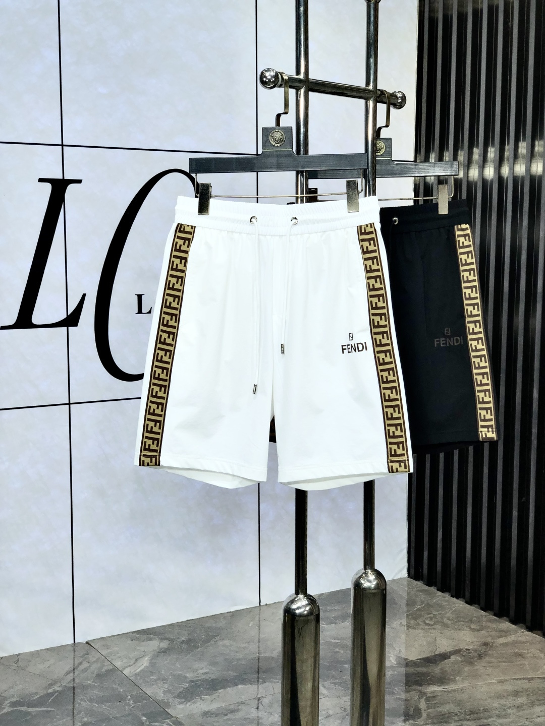 NO:513970,Fendi. Wear 200 kilograms. New counter products in 25 years are on the market simultaneously. The original customized high-quality fashionable casual pants are super versatile. Exclusive customized fabric, delicate and soft, close and comfortable, and the upper body is super stylish! h original custom counter latest hardware and accessories. Super beautiful style, top body makes your legs look slender, m inside and line are impeccable, you can attend any occasion, again emphasize that the fabric is very, very classy! Code number m-4xL.m wear 28.29, fendi, alexander wang19860909芬迪.穿200斤.25年专柜新品同步上市.原单订制高品质时尚休闲裤.超级百搭款.独家定制面料,手感细腻柔软,贴身舒适,上身超有型！h原版定制专柜最新五金辅料.超靓版型、上身显腿修长,m內里,走线都无可挑剔,任何场合都可出席,再次强调面料非常非常显档次！码数m-4xL.m穿28.29,,fendi,alexander wang,Men's clothing