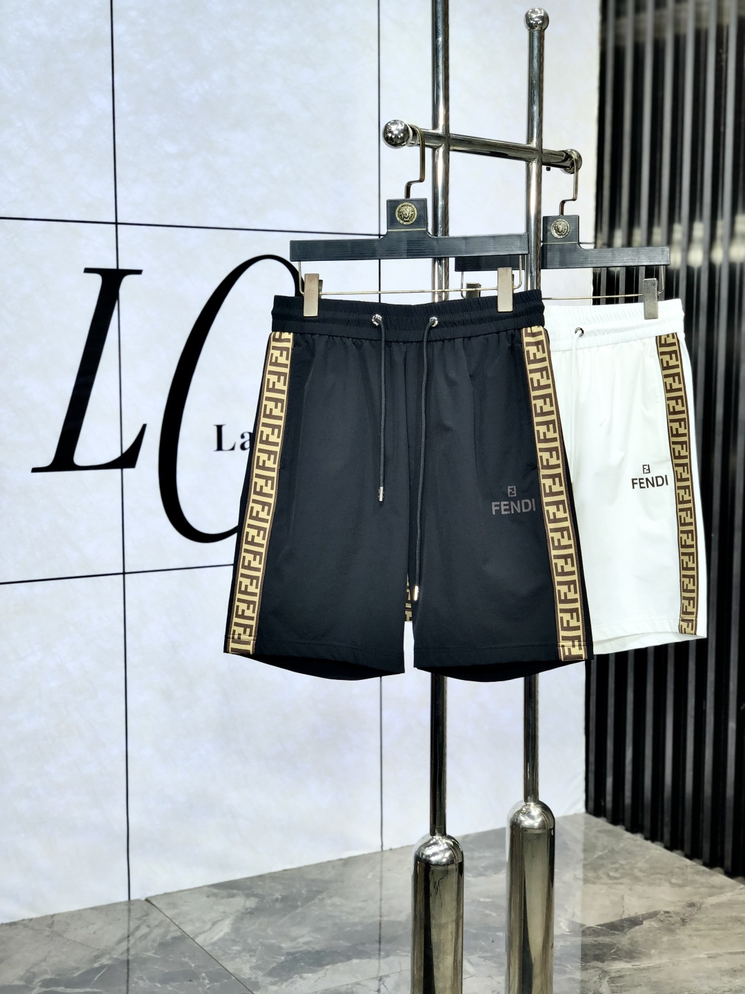 NO:513972,Fendi... wears 200 kilograms. New counter products in 25 years are on the market simultaneously. The original customized high-quality fashionable casual pants are super versatile. Exclusive customized fabric, delicate and soft, close and comfortable, and the upper body is super stylish! h original custom counter latest hardware and accessories. Super beautiful style, top body makes your legs look slender, m inside and line are impeccable, you can attend any occasion, again emphasize that the fabric is very, very classy! Code number m-4xL.m wear 28.29, fendi, alexander wang19860909芬迪..穿200斤.25年专柜新品同步上市.原单订制高品质时尚休闲裤.超级百搭款.独家定制面料,手感细腻柔软,贴身舒适,上身超有型！h原版定制专柜最新五金辅料.超靓版型、上身显腿修长,m內里,走线都无可挑剔,任何场合都可出席,再次强调面料非常非常显档次！码数m-4xL.m穿28.29,,fendi,alexander wang,Men's clothing