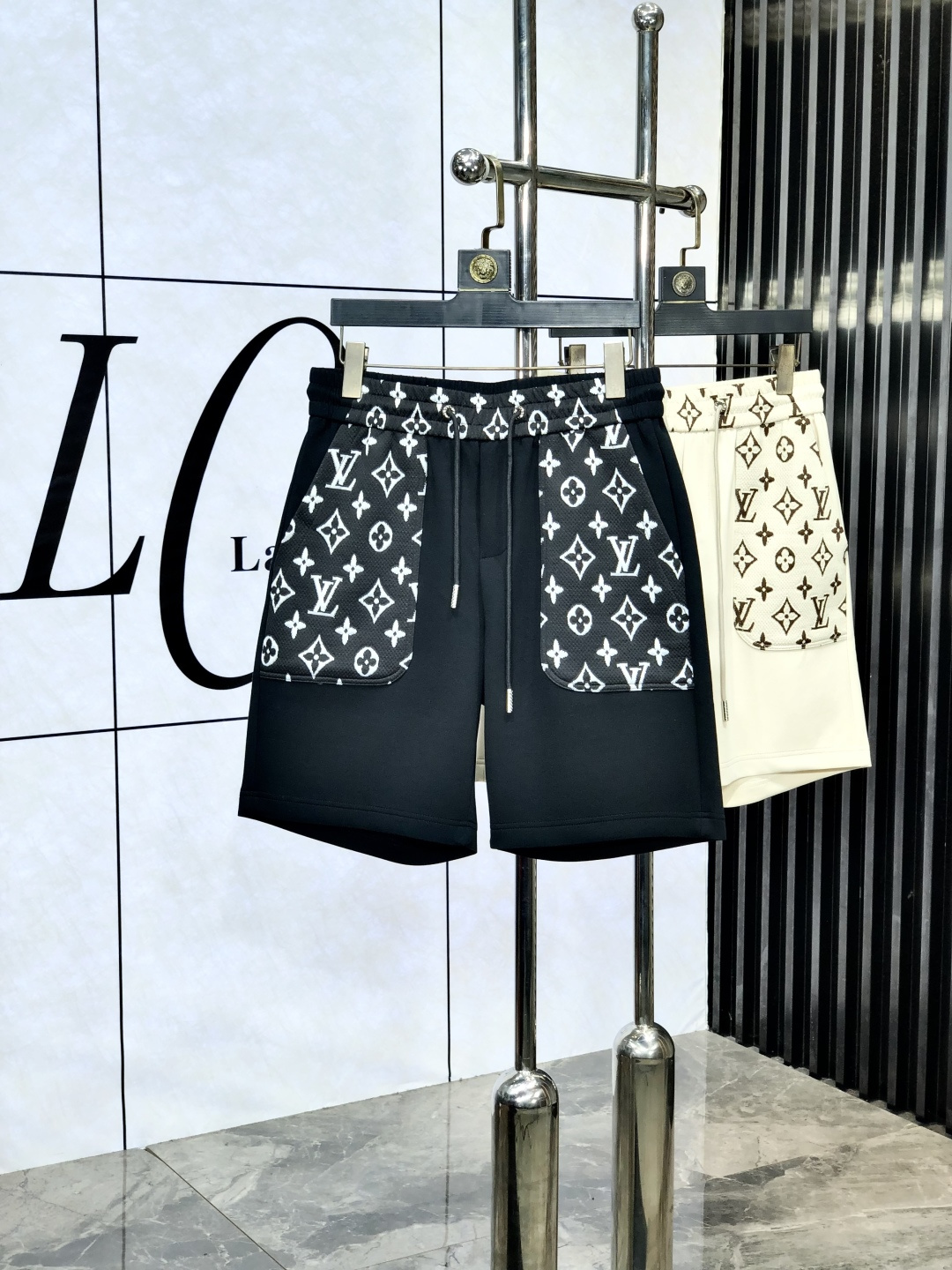 NO:513979,Lv. Wear 200 kilograms. New counter products in 25 years are on the market simultaneously. The original customized high-quality fashionable casual pants are super versatile. Exclusive customized fabric, delicate and soft, close and comfortable, and the upper body is super stylish! h original custom counter latest hardware and accessories. Super beautiful style, top body makes your legs look slender, m inside and line are impeccable, you can attend any occasion, again emphasize that the fabric is very, very classy! Count m-4xL.m wear 28.29, louis vuitton,alexander wang19860909Lv.穿200斤.25年专柜新品同步上市.原单订制高品质时尚休闲裤.超级百搭款.独家定制面料,手感细腻柔软,贴身舒适,上身超有型！h原版定制专柜最新五金辅料.超靓版型、上身显腿修长,m內里,走线都无可挑剔,任何场合都可出席,再次强调面料非常非常显档次！码数m-4xL.m穿28.29,,louis vuitton,alexander wang,Men's clothing