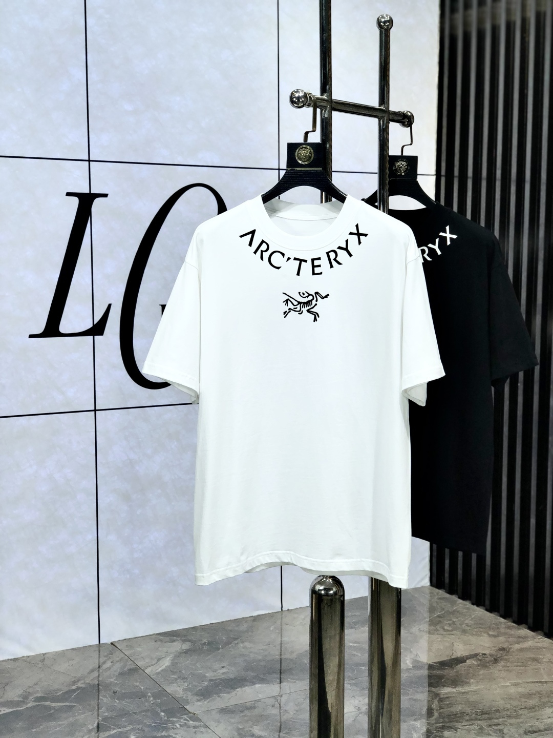 NO:513905,.Archaeau Bird. Top-level products 2025 spring and summer new first-time counter latest short-sleeved round-neck T-shirt, high-end customization, avant-garde and fashionable design!  Brand logo heavy craft design, high-end customized original pure cotton fabric, soft feel, comfortable to wear. 1f counter-level exquisite car line. Fine workmanship, invincible and handsome upper body effect!  A must-have item for handsome men!  Count m-3xL.m wear 175/130,arc'teryx,T-shirt,tees,t-shirt,alexander wang19860909.始祖鸟.顶级货品2025春夏新款首发专柜最新款短袖圆领T恤 高端订制 设计前卫时尚！品牌logo重工艺设计 高端定制原版纯棉面料.手感柔软.穿着舒适.1f专柜级别精致车线.做工精细.上身效果无敌帅气！型男必备单品！码数m-3xL.m穿175/130,arc'teryx,T-shirt,tees，t-shirt,alexander wang,Men's clothing