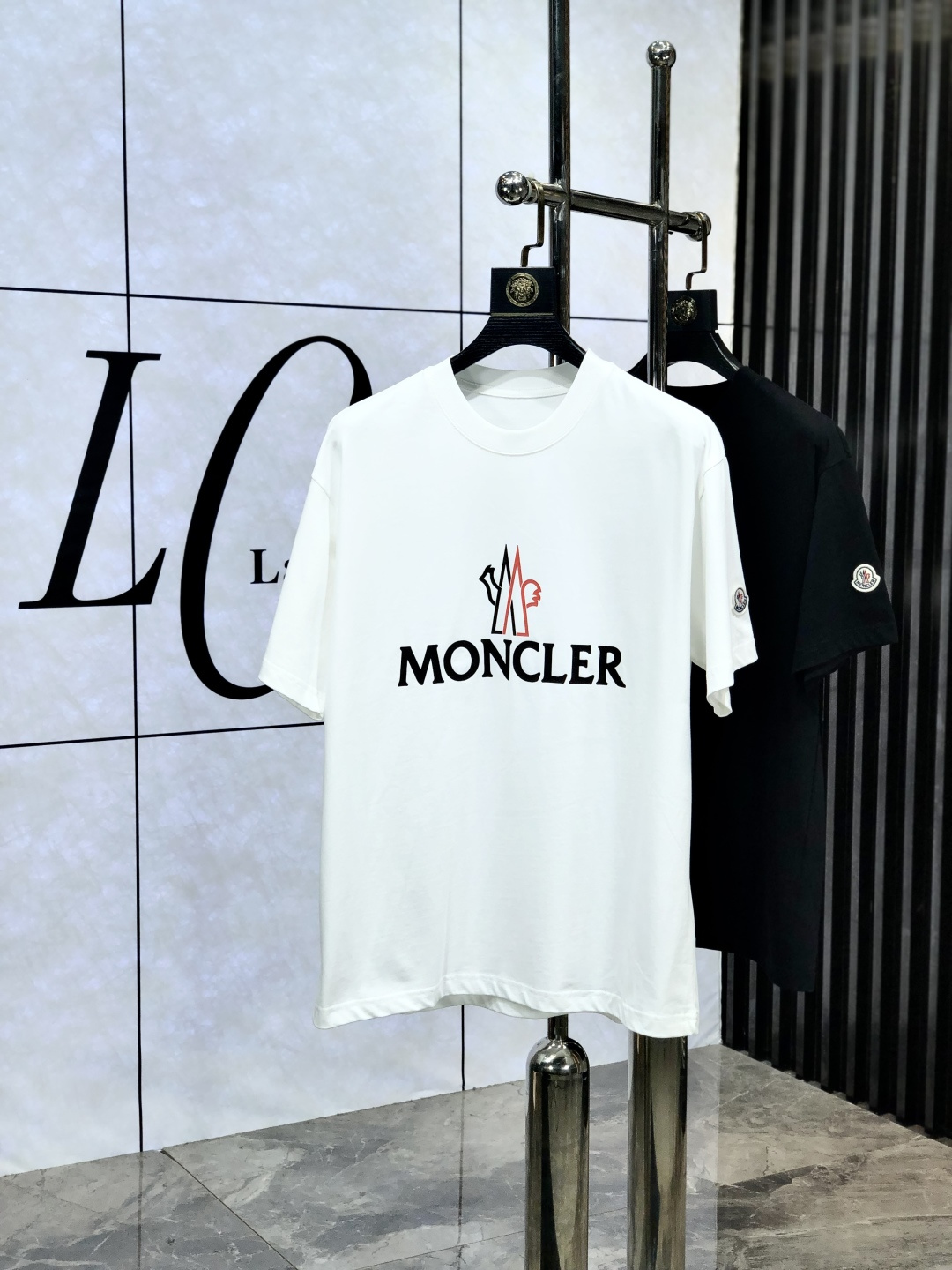 NO:513907,.Covered. Top-level products. 2025 spring and summer new style first-time counter latest short-sleeved round-neck T-shirt, high-end customization, avant-garde and fashionable design!  Brand logo heavy craft design, high-end customized original pure cotton fabric, soft feel, comfortable to wear. 1f counter-level exquisite car line. Fine workmanship, invincible and handsome upper body effect!  A must-have item for handsome men!  Count m-3xL.m wear 175/130, Moncler, T-shirt,tees, t-shirt,alexander wang19860909.蒙口.顶级货品2025春夏新款首发专柜最新款短袖圆领T恤 高端订制 设计前卫时尚！品牌logo重工艺设计 高端定制原版纯棉面料.手感柔软.穿着舒适.1f专柜级别精致车线.做工精细.上身效果无敌帅气！型男必备单品！码数m-3xL.m穿175/130,,Moncler,T-shirt,tees，t-shirt,alexander wang,Men's clothing