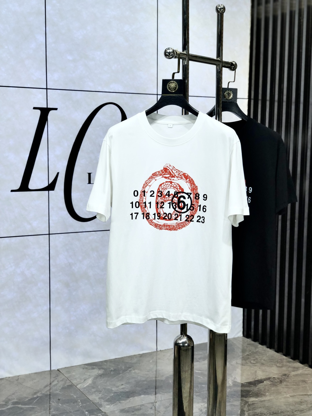 NO:513908,.Majila. Top products 2025 spring and summer new first-time counter latest short-sleeved round-neck T-shirt, high-end customization, avant-garde and fashionable design!  Brand logo heavy craft design, high-end customized original pure cotton fabric, soft feel, comfortable to wear. 1f counter-level exquisite car line. Fine workmanship, invincible and handsome upper body effect!  A must-have item for handsome men!  Count m-3xL.m wear 175/130,,masion margiela,T-shirt,tees,t-shirt,alexander wang19860909.马吉拉.顶级货品2025春夏新款首发专柜最新款短袖圆领T恤 高端订制 设计前卫时尚！品牌logo重工艺设计 高端定制原版纯棉面料.手感柔软.穿着舒适.1f专柜级别精致车线.做工精细.上身效果无敌帅气！型男必备单品！码数m-3xL.m穿175/130,,masion margiela,T-shirt,tees，t-shirt,alexander wang,Men's clothing