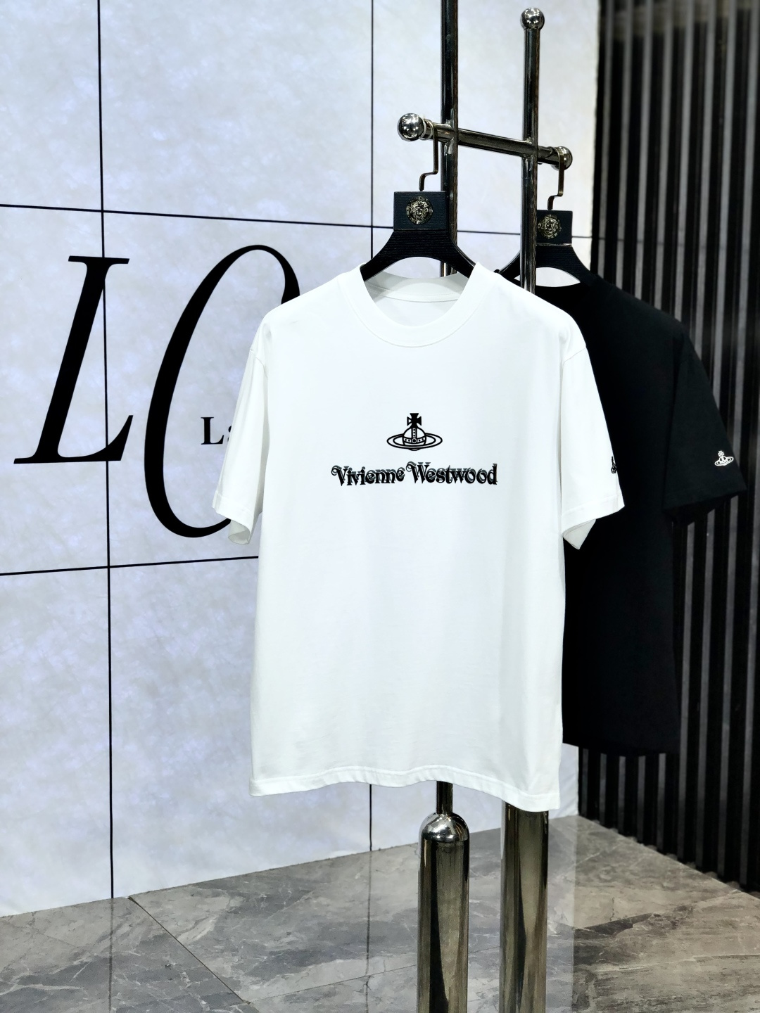 NO:513910,.The Queen Mother of the Cities. Top products 2025 spring and summer new style first-time counter latest short-sleeved round-neck T-shirt, high-end customization, avant-garde and fashionable design!  Brand logo heavy craft design, high-end customized original pure cotton fabric, soft feel, comfortable to wear. 1f counter-level exquisite car line. Fine workmanship, invincible and handsome upper body effect!  A must-have item for handsome men!  Count m-3xL.m wear 175/130, T-shirt,tees,t-shirt,alexander wang19860909.西太后.顶级货品2025春夏新款首发专柜最新款短袖圆领T恤 高端订制 设计前卫时尚！品牌logo重工艺设计 高端定制原版纯棉面料.手感柔软.穿着舒适.1f专柜级别精致车线.做工精细.上身效果无敌帅气！型男必备单品！码数m-3xL.m穿175/130,,T-shirt,tees，t-shirt,alexander wang,Men's clothing