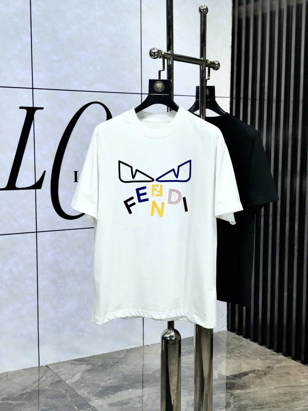NO:513912,.Fendi. Top products 2025 spring and summer new first-time counter latest short-sleeved round-neck T-shirt, high-end customization, avant-garde and fashionable design!  Brand logo heavy craft design, high-end customized original pure cotton fabric, soft feel, comfortable to wear. 1f counter-level exquisite car line. Fine workmanship, invincible and handsome upper body effect!  A must-have item for handsome men!  Count m-3xL.m wear 175/130, fendi, T-shirt,tees, t-shirt,alexander wang19860909.芬迪.顶级货品2025春夏新款首发专柜最新款短袖圆领T恤 高端订制 设计前卫时尚！品牌logo重工艺设计 高端定制原版纯棉面料.手感柔软.穿着舒适.1f专柜级别精致车线.做工精细.上身效果无敌帅气！型男必备单品！码数m-3xL.m穿175/130,,fendi,T-shirt,tees，t-shirt,alexander wang,Men's clothing