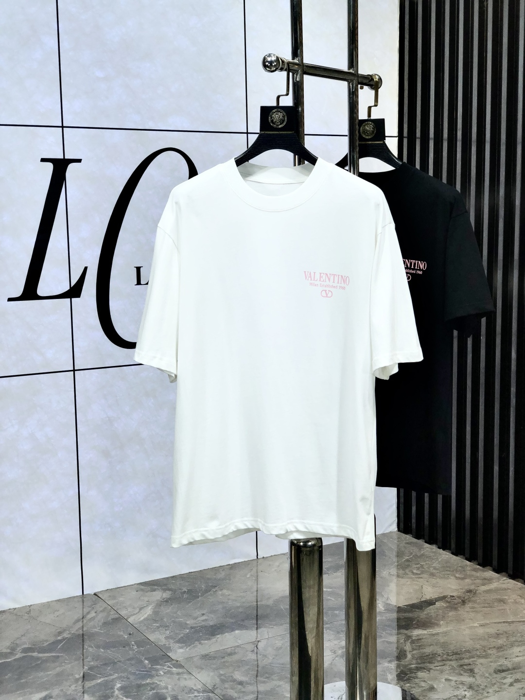 NO:513914,.Valentino. Top products 2025 spring and summer new first-time counter latest short-sleeved round-neck T-shirt, high-end customization, avant-garde and fashionable design!  Brand logo heavy craft design, high-end customized original pure cotton fabric, soft feel, comfortable to wear. 1f counter-level exquisite car line. Fine workmanship, invincible and handsome upper body effect!  A must-have item for handsome men!  Count m-3xL.m wear 175/130, valentino, T-shirt,tees, t-shirt,alexander wang19860909.华伦天奴.顶级货品2025春夏新款首发专柜最新款短袖圆领T恤 高端订制 设计前卫时尚！品牌logo重工艺设计 高端定制原版纯棉面料.手感柔软.穿着舒适.1f专柜级别精致车线.做工精细.上身效果无敌帅气！型男必备单品！码数m-3xL.m穿175/130,,valentino,T-shirt,tees，t-shirt,alexander wang,Men's clothing