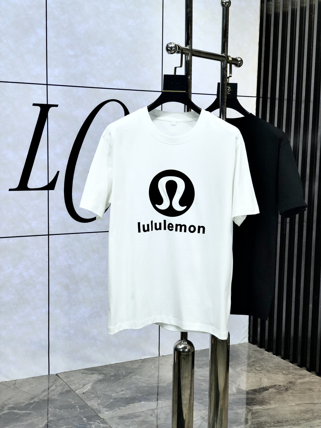 NO:513916,.LuLu. Top products 2025 spring and summer new first-time counter latest short-sleeved round-neck T-shirt, high-end customization, avant-garde and fashionable design!  Brand logo heavy craft design, high-end customized original pure cotton fabric, soft feel, comfortable to wear. 1f counter-level exquisite car line. Fine workmanship, invincible and handsome upper body effect!  A must-have item for handsome men!  Count m-3xL.m wear 175/130, T-shirt,tees,t-shirt,alexander wang19860909.LuLu.顶级货品2025春夏新款首发专柜最新款短袖圆领T恤 高端订制 设计前卫时尚！品牌logo重工艺设计 高端定制原版纯棉面料.手感柔软.穿着舒适.1f专柜级别精致车线.做工精细.上身效果无敌帅气！型男必备单品！码数m-3xL.m穿175/130,,T-shirt,tees，t-shirt,alexander wang,Men's clothing