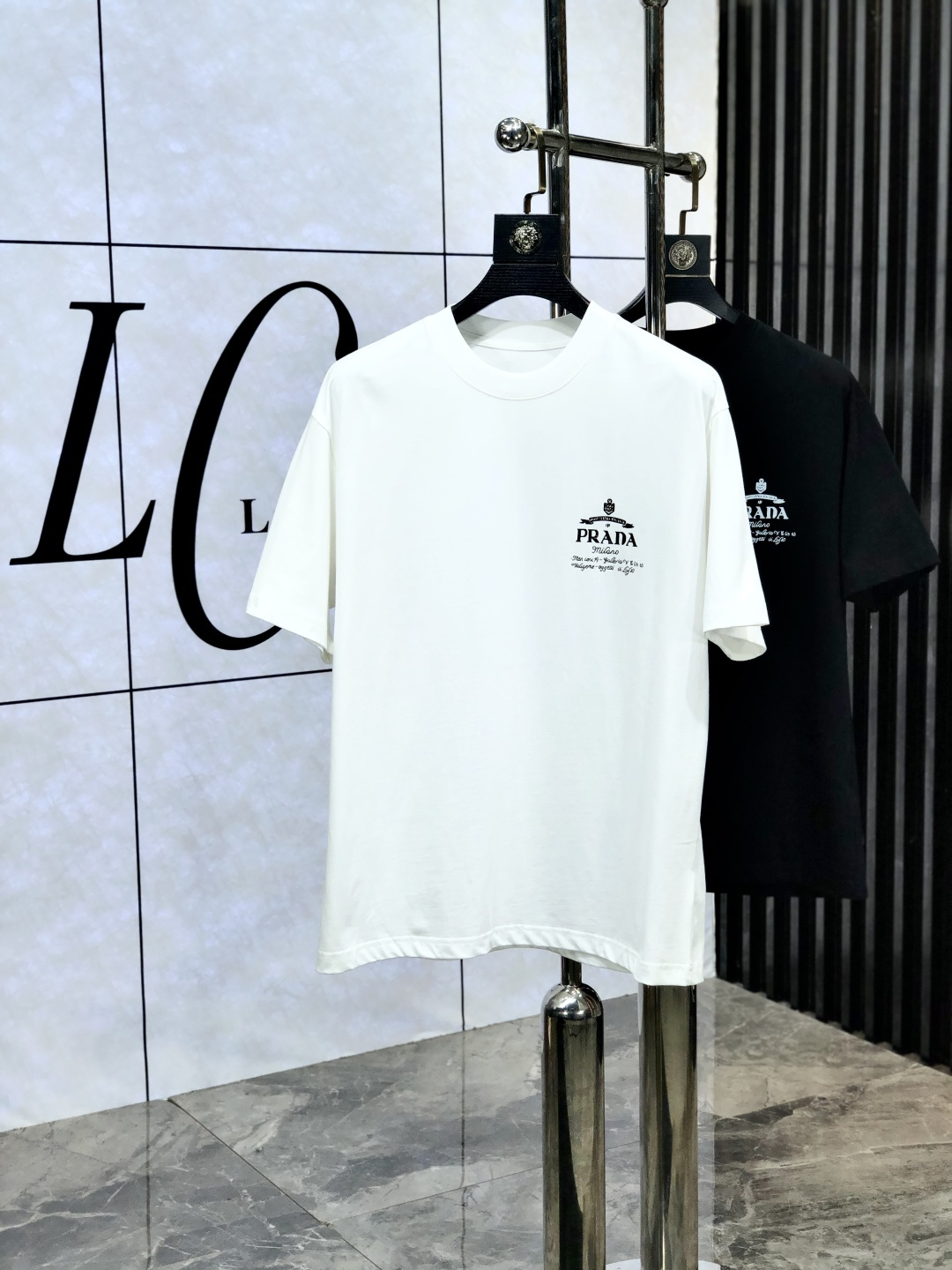 NO:513917,.Prada. Top products 2025 spring and summer new first-time counter latest short-sleeved round-neck T-shirt, high-end customization, avant-garde and fashionable design!  Brand logo heavy craft design, high-end customized original pure cotton fabric, soft feel, comfortable to wear. 1f counter-level exquisite car line. Fine workmanship, invincible and handsome upper body effect!  A must-have item for handsome men!  Count m-3xL.m wear 175/130, prada, T-shirt,tees, t-shirt,alexander wang19860909.普拉达.顶级货品2025春夏新款首发专柜最新款短袖圆领T恤 高端订制 设计前卫时尚！品牌logo重工艺设计 高端定制原版纯棉面料.手感柔软.穿着舒适.1f专柜级别精致车线.做工精细.上身效果无敌帅气！型男必备单品！码数m-3xL.m穿175/130,,prada,T-shirt,tees，t-shirt,alexander wang,Men's clothing