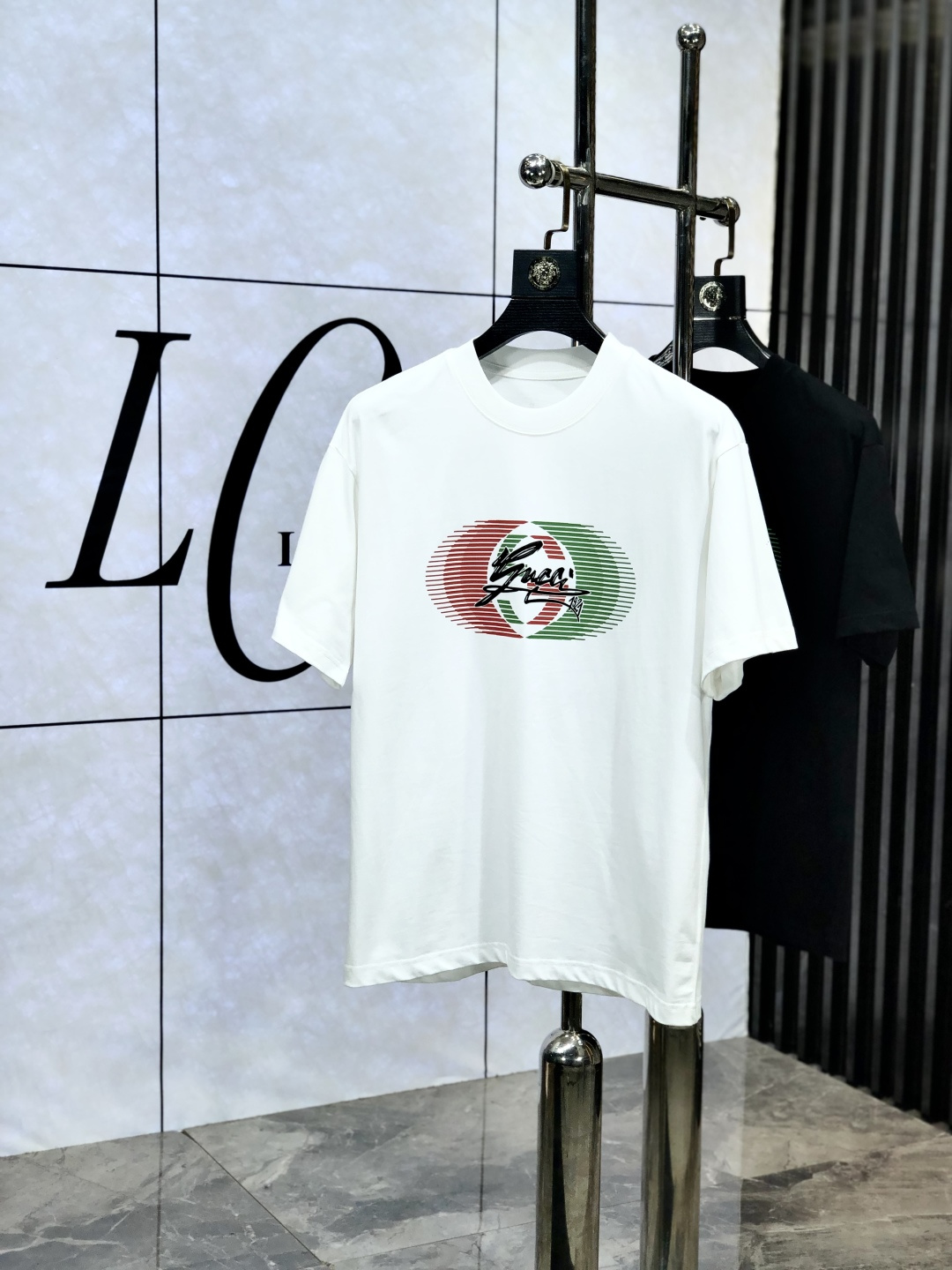 NO:513918,.Gucci . Top products 2025 spring and summer new first-time counter latest short-sleeved round-neck T-shirt, high-end customization, avant-garde and fashionable design!  Brand logo heavy craft design, high-end customized original pure cotton fabric, soft feel, comfortable to wear. 1f counter-level exquisite car line. Fine workmanship, invincible and handsome upper body effect!  A must-have item for handsome men!  Count m-3xL.m wear 175/130, gucci, T-shirt,tees, t-shirt,alexander wang19860909.Gucci .顶级货品2025春夏新款首发专柜最新款短袖圆领T恤 高端订制 设计前卫时尚！品牌logo重工艺设计 高端定制原版纯棉面料.手感柔软.穿着舒适.1f专柜级别精致车线.做工精细.上身效果无敌帅气！型男必备单品！码数m-3xL.m穿175/130,,gucci,T-shirt,tees，t-shirt,alexander wang,Men's clothing