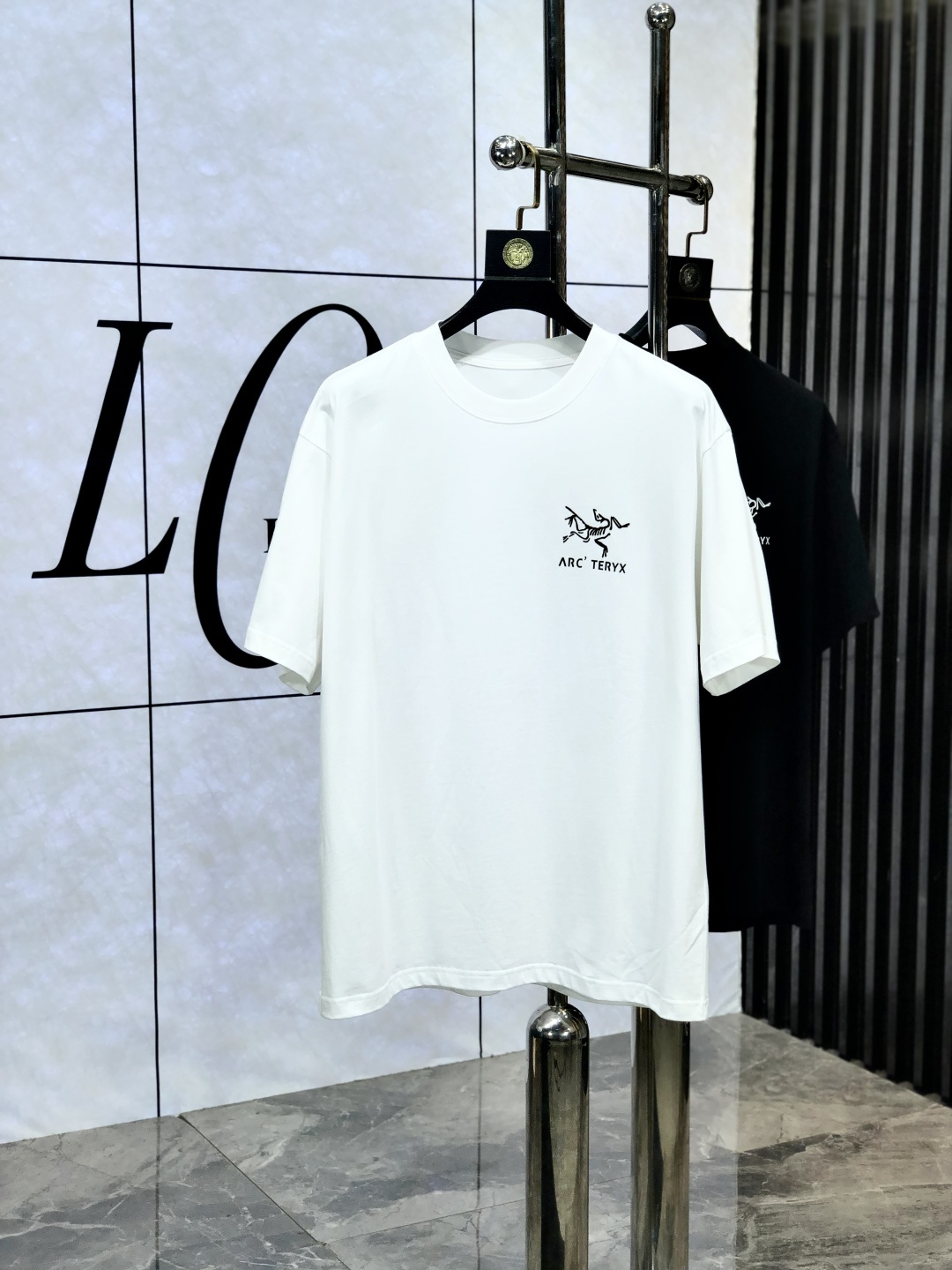 NO:513919,.Archaeau Bird. Top-level products 2025 spring and summer new first-time counter latest short-sleeved round-neck T-shirt, high-end customization, avant-garde and fashionable design!  Brand logo heavy craft design, high-end customized original pure cotton fabric, soft feel, comfortable to wear. 1f counter-level exquisite car line. Fine workmanship, invincible and handsome upper body effect!  A must-have item for handsome men!  Count m-3xL.m wear 175/130,arc'teryx,T-shirt,tees,t-shirt,alexander wang19860909.始祖鸟.顶级货品2025春夏新款首发专柜最新款短袖圆领T恤 高端订制 设计前卫时尚！品牌logo重工艺设计 高端定制原版纯棉面料.手感柔软.穿着舒适.1f专柜级别精致车线.做工精细.上身效果无敌帅气！型男必备单品！码数m-3xL.m穿175/130,arc'teryx,T-shirt,tees，t-shirt,alexander wang,Men's clothing