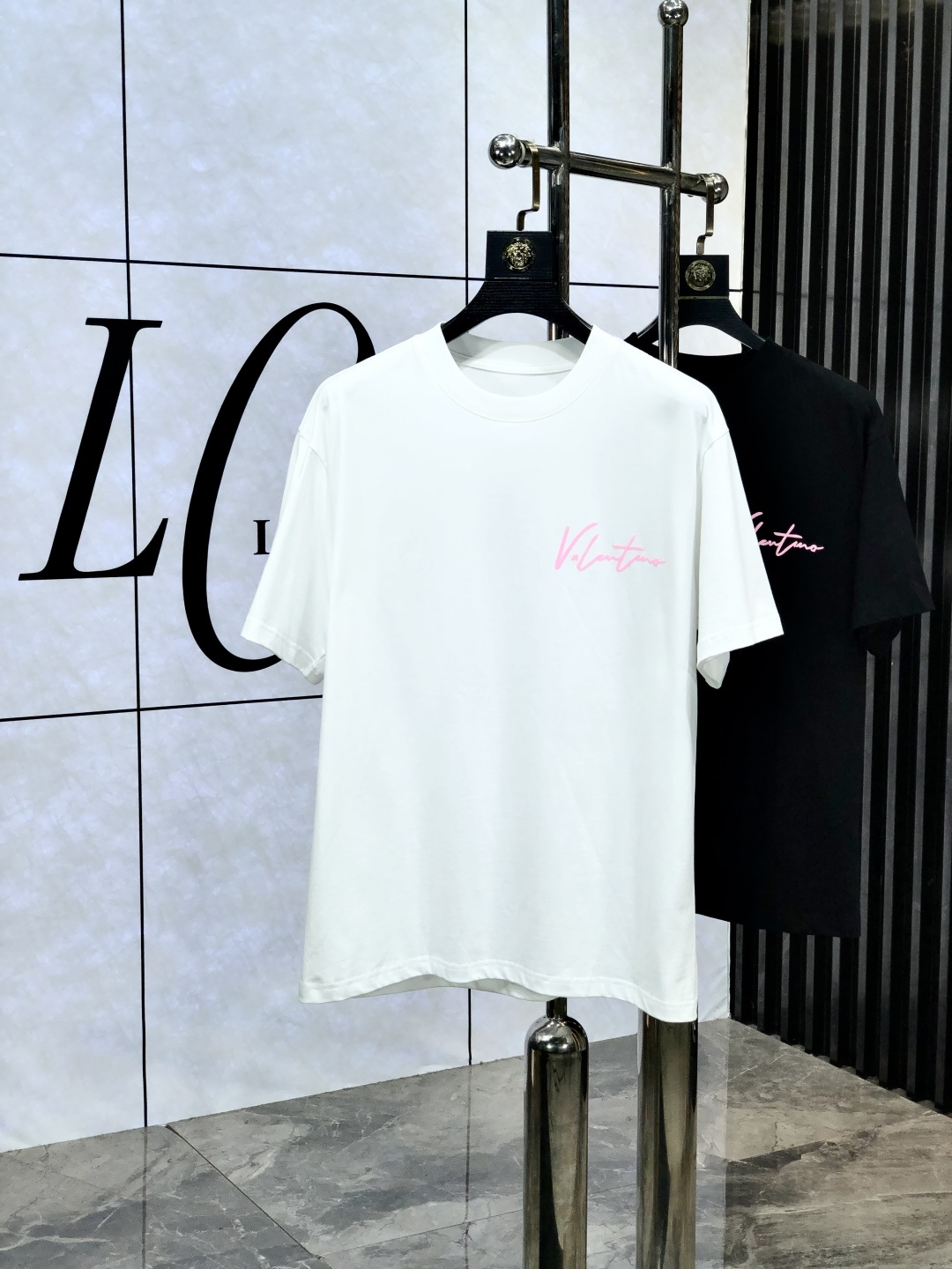 NO:513920,.Valentino. Top products 2025 spring and summer new first-time counter latest short-sleeved round-neck T-shirt, high-end customization, avant-garde and fashionable design!  Brand logo heavy craft design, high-end customized original pure cotton fabric, soft feel, comfortable to wear. 1f counter-level exquisite car line. Fine workmanship, invincible and handsome upper body effect!  A must-have item for handsome men!  Count m-3xL.m wear 175/130, valentino, T-shirt,tees, t-shirt,alexander wang19860909.华伦天奴.顶级货品2025春夏新款首发专柜最新款短袖圆领T恤 高端订制 设计前卫时尚！品牌logo重工艺设计 高端定制原版纯棉面料.手感柔软.穿着舒适.1f专柜级别精致车线.做工精细.上身效果无敌帅气！型男必备单品！码数m-3xL.m穿175/130,,valentino,T-shirt,tees，t-shirt,alexander wang,Men's clothing