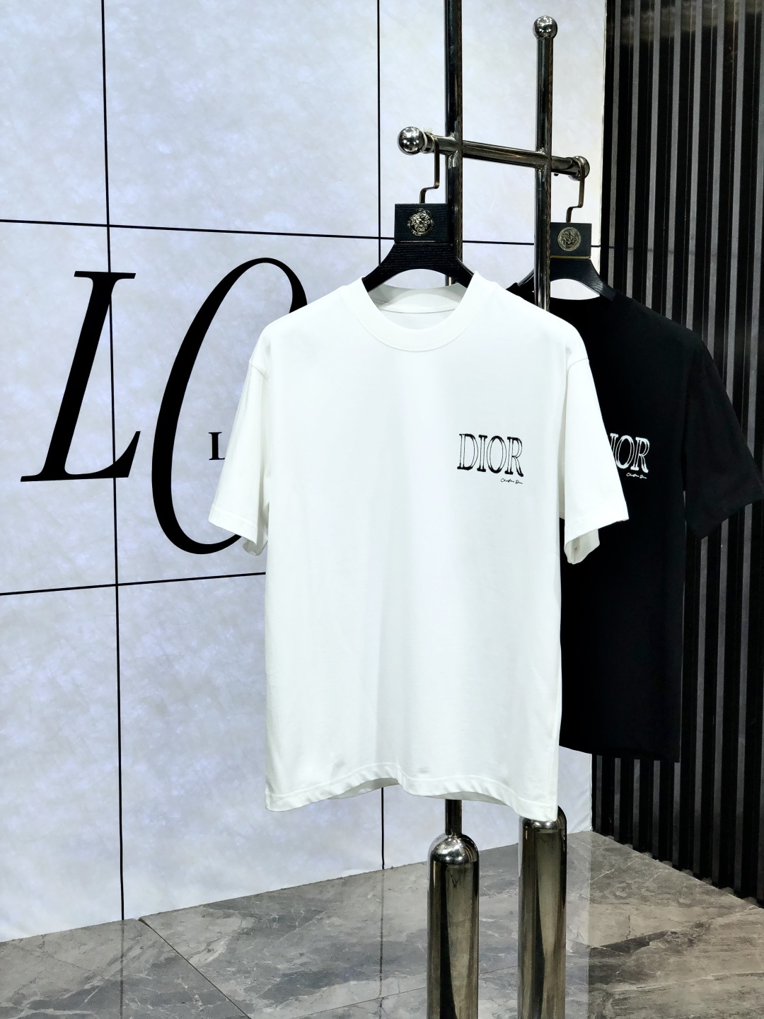 NO:513913,.Dior. Top-level products 2025 spring and summer new first-time counter latest short-sleeved round-neck T-shirt, high-end customization, avant-garde and fashionable design!  Brand logo heavy craft design, high-end customized original pure cotton fabric, soft feel, comfortable to wear. 1f counter-level exquisite car line. Fine workmanship, invincible and handsome upper body effect!  A must-have item for handsome men!  Count m-3xL.m wear 175/130,dior,T-shirt,tees,t-shirt,alexander wang19860909.Dior.顶级货品2025春夏新款首发专柜最新款短袖圆领T恤 高端订制 设计前卫时尚！品牌logo重工艺设计 高端定制原版纯棉面料.手感柔软.穿着舒适.1f专柜级别精致车线.做工精细.上身效果无敌帅气！型男必备单品！码数m-3xL.m穿175/130,,dior,T-shirt,tees，t-shirt,alexander wang,Men's clothing