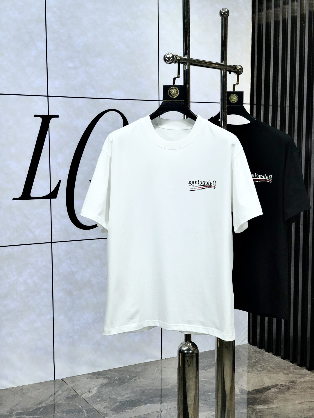 NO:513915,.Balenicaga. Top products 2025 spring and summer new first-time counter latest short-sleeved round-neck T-shirt, high-end customization, avant-garde and fashionable design!  Brand logo heavy craft design, high-end customized original pure cotton fabric, soft feel, comfortable to wear. 1f counter-level exquisite car line. Fine workmanship, invincible and handsome upper body effect!  A must-have item for handsome men!  Count m-3xL.m wear 175/130, balenciaga, T-shirt,tees, t-shirt,alexander wang19860909.巴黎世家.顶级货品2025春夏新款首发专柜最新款短袖圆领T恤 高端订制 设计前卫时尚！品牌logo重工艺设计 高端定制原版纯棉面料.手感柔软.穿着舒适.1f专柜级别精致车线.做工精细.上身效果无敌帅气！型男必备单品！码数m-3xL.m穿175/130,,balenciaga,T-shirt,tees，t-shirt,alexander wang,Men's clothing