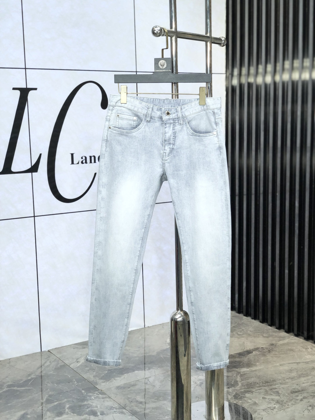 NO:440573,Lv. Official website counters are released simultaneously, 2025SS spring and summer new men's casual jeans, original single quality, custom-made original denim fabrics for counters, logo pattern design, original hardware and accessories for b trousers, three-dimensional and clear, realistic effect, c super trendy and personalized, fashionable and stylish upper body!  Trendy men's must-have items 28-38, louis vuitton, jeans, alexander wang19860909Lv.官网专柜同步发售,2025SS春夏新品男士休闲牛仔裤,原单品质,专柜定制原版牛仔面料,logo图案设计,b裤身原版五金辅料装饰,立体清晰,效果逼真,c超级潮流个性,上身时尚有型！潮男必备单品 码数28-38,,louis vuitton,jeans,alexander wang,Men's clothing