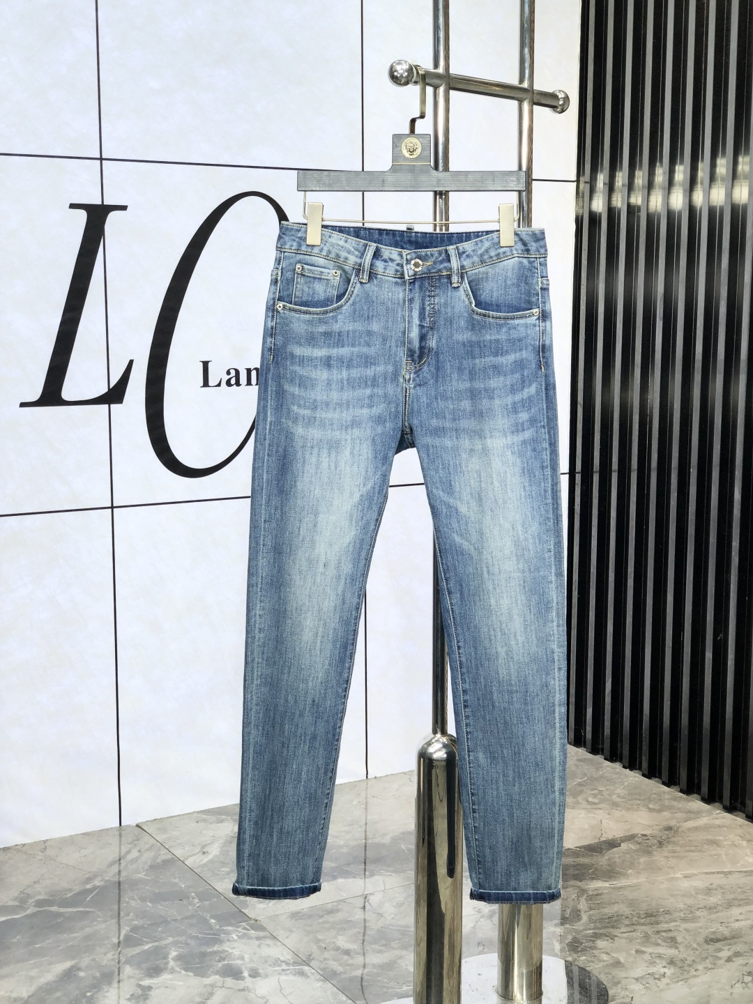 NO:440588,The official website counter is released simultaneously, 2025SS spring and summer new men's casual jeans, original single quality, custom-made original denim fabric for counter, logo pattern design, original hardware and accessories for b trousers body, three-dimensional and clear, c super trendy personality, fashionable and stylish upper body!  Must-have items for trendy men, 28-38, Moncler, jeans, alexander wang19860909蒙口.官网专柜同步发售,2025SS春夏新品男士休闲牛仔裤,原单品质,专柜定制原版牛仔面料,logo图案设计,b裤身原版五金辅料装饰,立体清晰, c超级潮流个性,上身时尚有型！潮男必备单品 码数28-38,,Moncler,jeans,alexander wang,Men's clothing