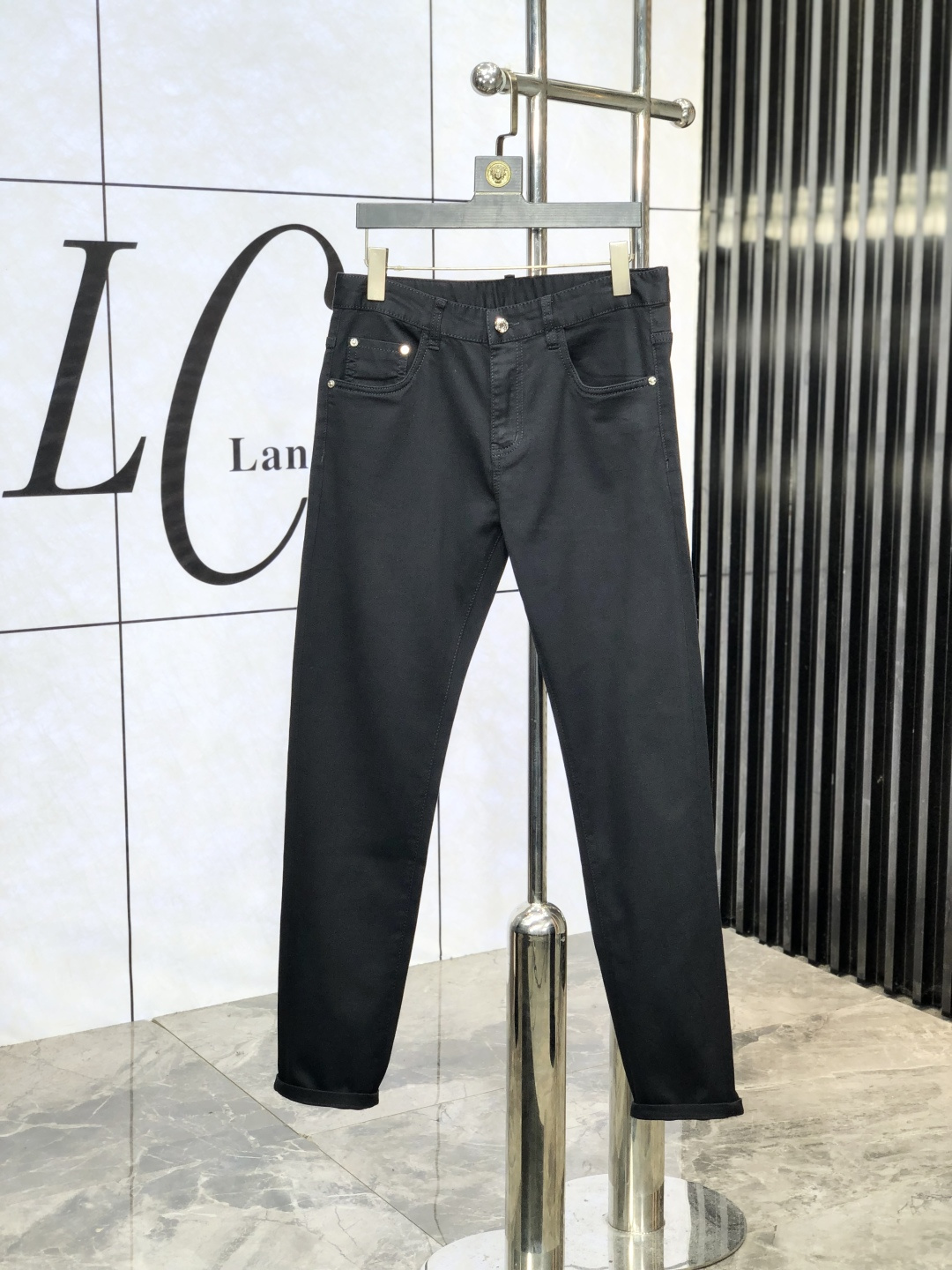 NO:440594,Lv. Official website counters are released simultaneously, 2025SS spring and summer new men's casual jeans, original single quality, custom-made original denim fabrics for counters, logo pattern design, original hardware and accessories for b trousers, three-dimensional and clear, c super trendy and personalized, fashionable and stylish on the upper body!  Trendy men's must-have items 28-38, louis vuitton, jeans, alexander wang19860909Lv.官网专柜同步发售,2025SS春夏新品男士休闲牛仔裤,原单品质,专柜定制原版牛仔面料,logo图案设计,b裤身原版五金辅料装饰,立体清晰, c超级潮流个性,上身时尚有型！潮男必备单品 码数28-38,,louis vuitton,jeans,alexander wang,Men's clothing