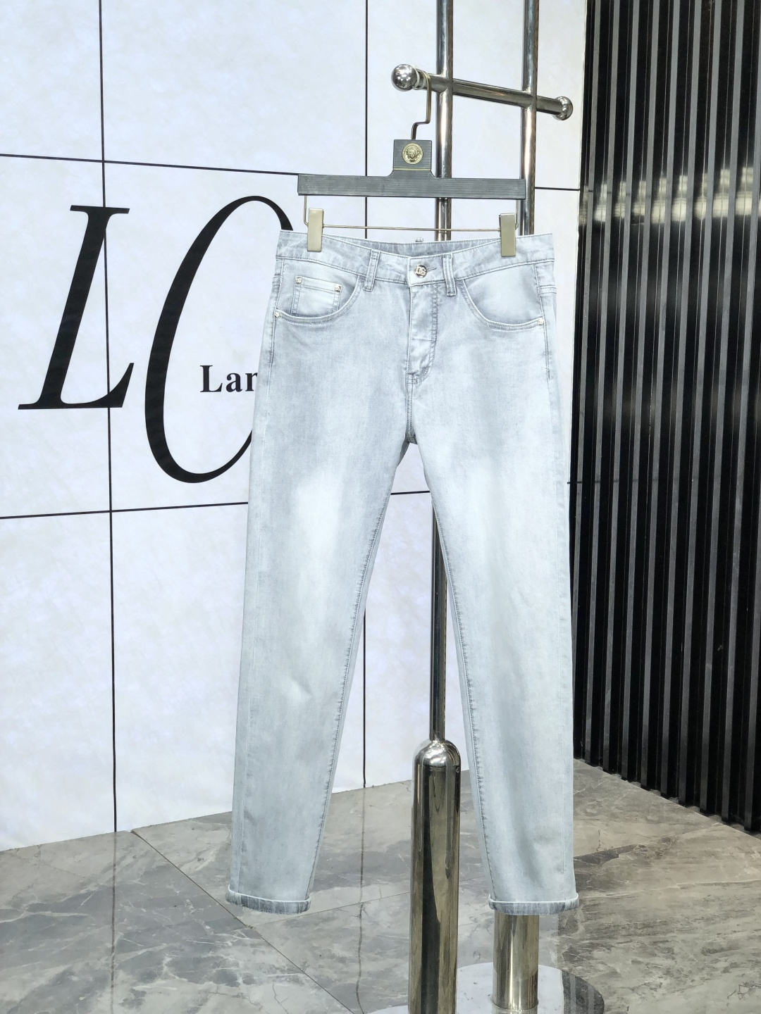 NO:440601,D&G.'s official counter is released simultaneously, 2025SS spring and summer new men's casual jeans, original single quality, custom-made original denim fabric for counter, logo pattern design, original hardware and accessories for b trousers body, three-dimensional and clear, c super trendy personality, fashionable and stylish upper body!  Trendy men's must-have items, 28-38, Dolce & Gabbana, jeans, alexander wang19860909D&G.官网专柜同步发售,2025SS春夏新品男士休闲牛仔裤,原单品质,专柜定制原版牛仔面料,logo图案设计,b裤身原版五金辅料装饰,立体清晰, c超级潮流个性,上身时尚有型！潮男必备单品 码数28-38,,Dolce&Gabbana,jeans,alexander wang,Men's clothing