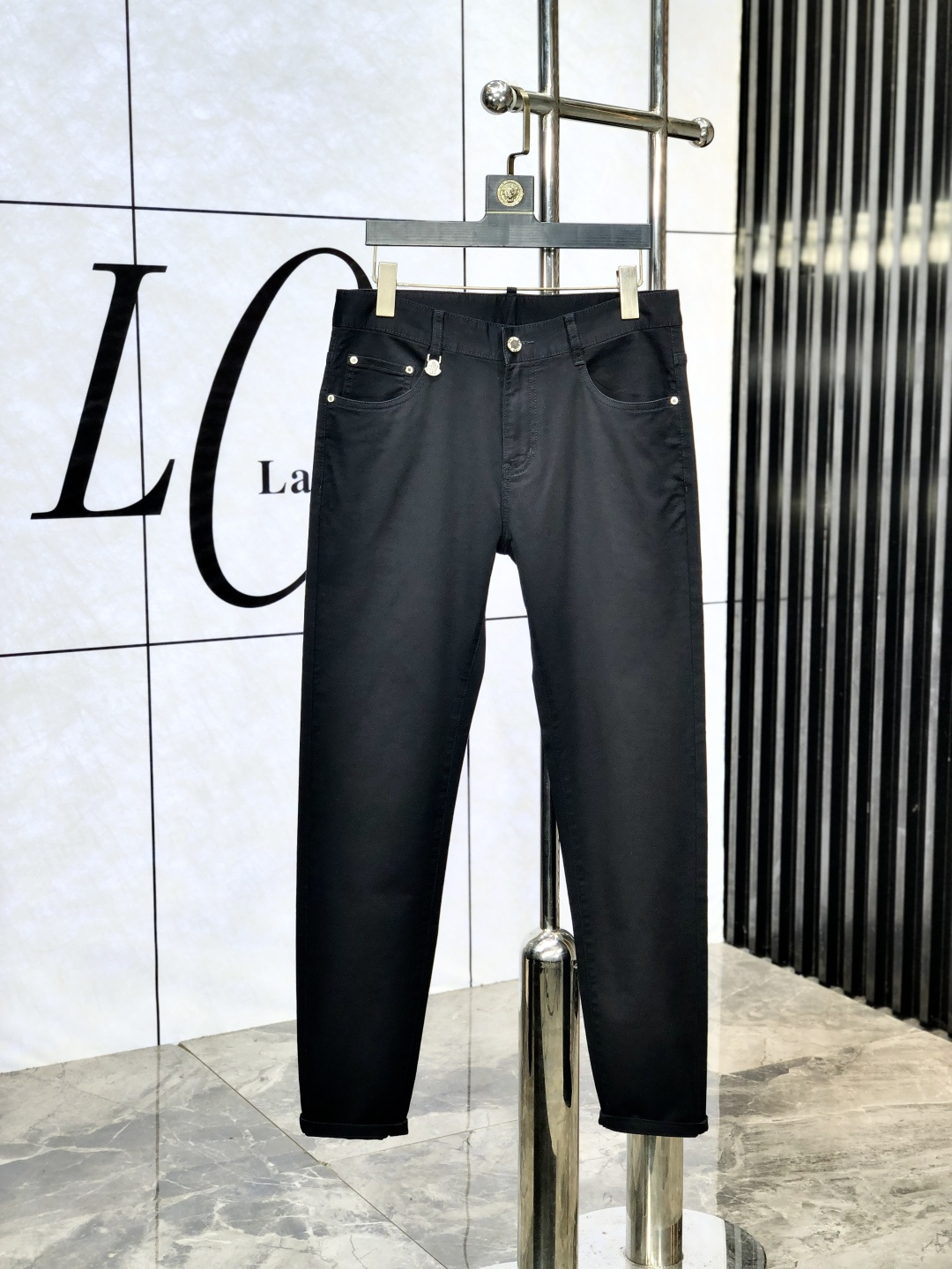 NO:440607,The official website counter is released simultaneously, 2025SS spring and summer new men's casual jeans, original single quality, custom-made original denim fabric for counter, logo pattern design, original hardware and accessories for b trousers body, three-dimensional and clear, c super trendy personality, fashionable and stylish upper body!  Must-have items for trendy men, 28-38, Moncler, jeans, alexander wang19860909蒙口.官网专柜同步发售,2025SS春夏新品男士休闲牛仔裤,原单品质,专柜定制原版牛仔面料,logo图案设计,b裤身原版五金辅料装饰,立体清晰, c超级潮流个性,上身时尚有型！潮男必备单品 码数28-38,,Moncler,jeans,alexander wang,Men's clothing