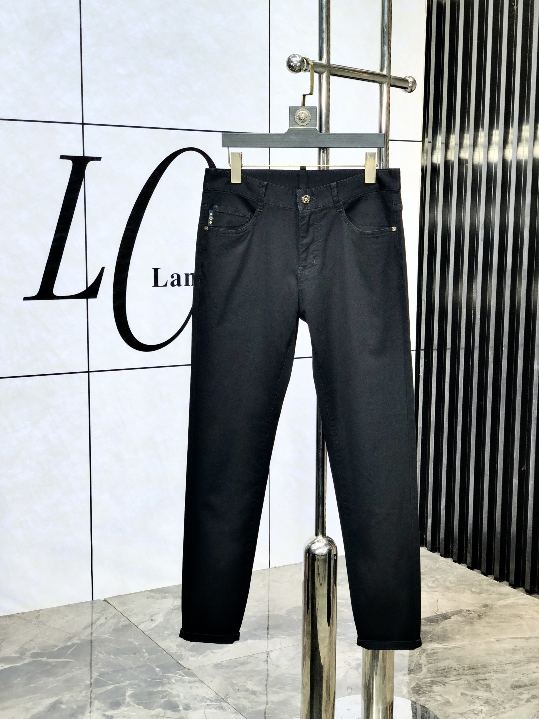 NO:440628,LV. Official website counters are released simultaneously, 2025SS spring and summer new men's casual jeans, original single quality, custom-made original denim fabrics for counters, logo pattern design, original hardware and accessories for b trousers, three-dimensional and clear, c super trendy personality, fashionable and stylish upper body!  Trendy men's must-have items 28-38, louis vuitton, jeans, alexander wang19860909LV.官网专柜同步发售,2025SS春夏新品男士休闲牛仔裤,原单品质,专柜定制原版牛仔面料,logo图案设计,b裤身原版五金辅料装饰,立体清晰, c超级潮流个性,上身时尚有型！潮男必备单品 码数28-38,,louis vuitton,jeans,alexander wang,Men's clothing