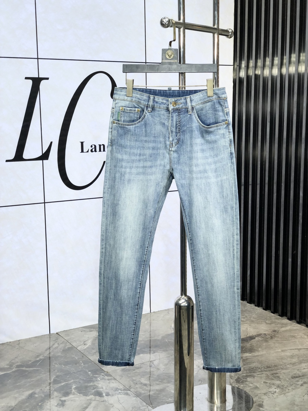 NO:440634,Gucci.'s official counter is released simultaneously, 2025SS spring and summer new men's casual jeans, original single quality, custom-made original denim fabric for counter, logo pattern design, original hardware and accessories for b trousers body, three-dimensional and clear, c super trendy personality, fashionable and stylish upper body!  Trendy men's must-have items, 28-38, gucci, jeans, alexander wang19860909Gucci.官网专柜同步发售,2025SS春夏新品男士休闲牛仔裤,原单品质,专柜定制原版牛仔面料,logo图案设计,b裤身原版五金辅料装饰,立体清晰, c超级潮流个性,上身时尚有型！潮男必备单品 码数28-38,,gucci,jeans,alexander wang,Men's clothing