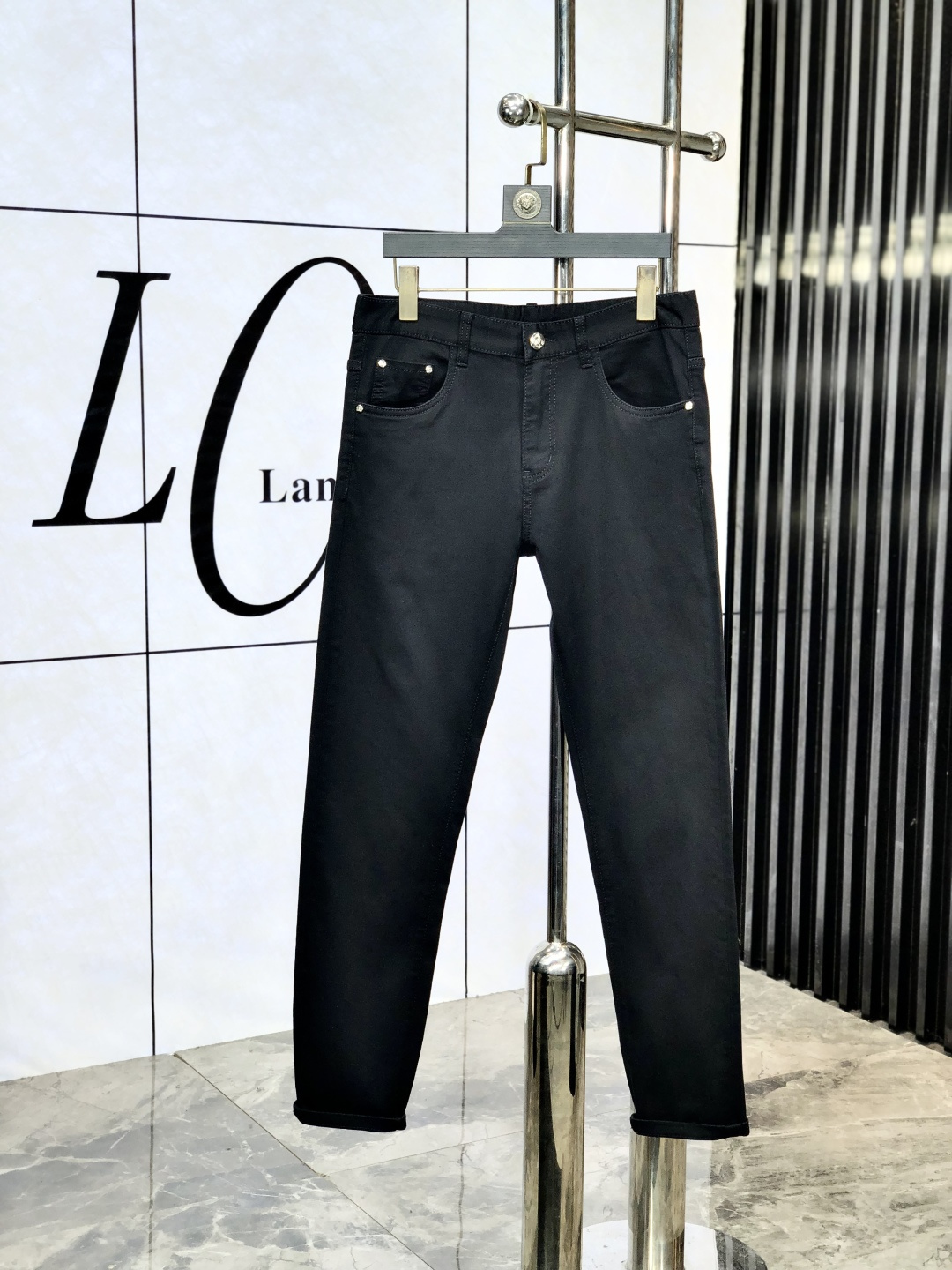 NO:440648,D&G.'s official counter is released simultaneously, 2025SS spring and summer new men's casual jeans, original single quality, custom-made original denim fabric for counter, logo pattern design, original hardware and accessories for b trousers body, three-dimensional and clear, c super trendy personality, fashionable and stylish upper body!  Trendy men's must-have items, 28-38, Dolce & Gabbana, jeans, alexander wang19860909D&G.官网专柜同步发售,2025SS春夏新品男士休闲牛仔裤,原单品质,专柜定制原版牛仔面料,logo图案设计,b裤身原版五金辅料装饰,立体清晰, c超级潮流个性,上身时尚有型！潮男必备单品 码数28-38,,Dolce&Gabbana,jeans,alexander wang,Men's clothing