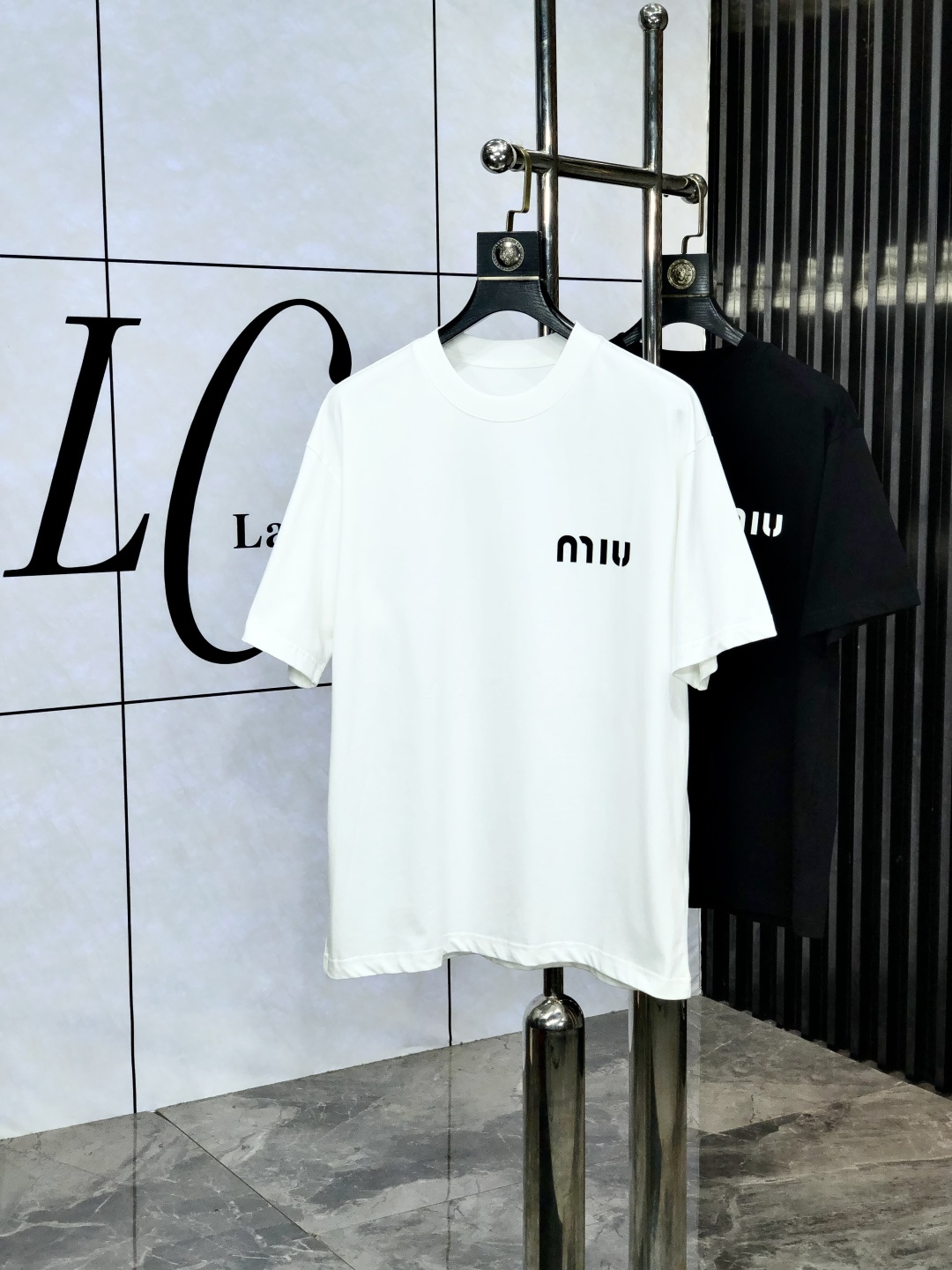 NO:440655,.miumiu. Top products 2025 spring and summer new first-time counter latest short-sleeved round-neck T-shirt, high-end customization, avant-garde and fashionable design!  Brand logo heavy craft design, high-end customized original pure cotton fabric, soft feel, comfortable to wear. 1f counter-level exquisite car line. Fine workmanship, invincible and handsome upper body effect!  A must-have item for handsome men!  Count m-3xL.m wear 175/130, miumiu, T-shirt,tees, t-shirt,alexander wang19860909.miumiu.顶级货品2025春夏新款首发专柜最新款短袖圆领T恤 高端订制 设计前卫时尚！品牌logo重工艺设计 高端定制原版纯棉面料.手感柔软.穿着舒适.1f专柜级别精致车线.做工精细.上身效果无敌帅气！型男必备单品！码数m-3xL.m穿175/130,,miumiu,T-shirt,tees，t-shirt,alexander wang,Men's clothing