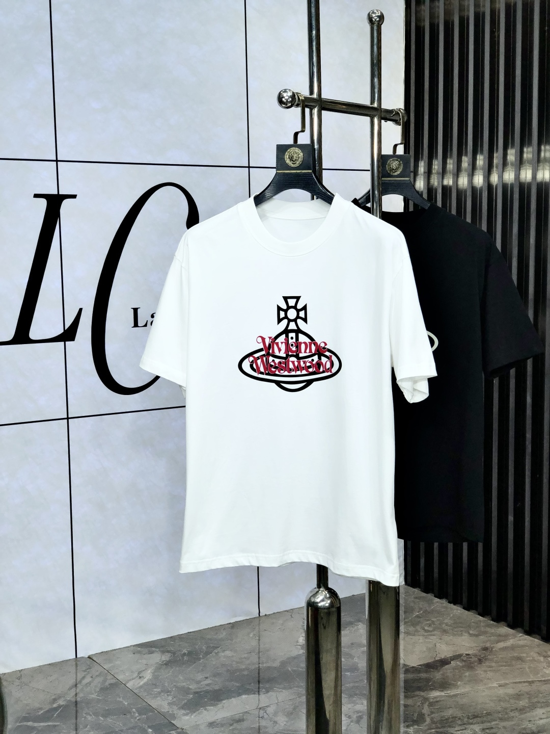 NO:440595,.The Queen Mother of the Cities. Top products 2025 spring and summer new style first-time counter latest short-sleeved round-neck T-shirt, high-end customization, avant-garde and fashionable design!  Brand logo heavy craft design, high-end customized original pure cotton fabric, soft feel, comfortable to wear. 1f counter-level exquisite car line. Fine workmanship, invincible and handsome upper body effect!  A must-have item for handsome men!  Count m-3xL.m wear 175/130, T-shirt,tees,t-shirt,alexander wang19860909.西太后.顶级货品2025春夏新款首发专柜最新款短袖圆领T恤 高端订制 设计前卫时尚！品牌logo重工艺设计 高端定制原版纯棉面料.手感柔软.穿着舒适.1f专柜级别精致车线.做工精细.上身效果无敌帅气！型男必备单品！码数m-3xL.m穿175/130,,T-shirt,tees，t-shirt,alexander wang,Men's clothing