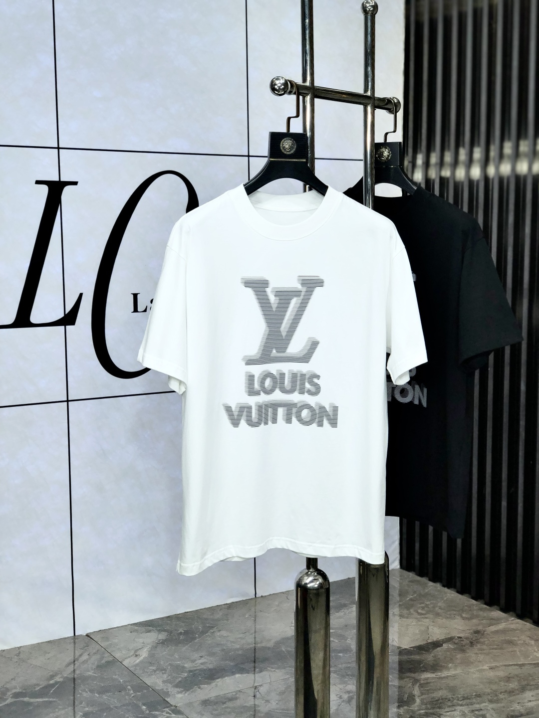 NO:440602,.Lv. Top products 2025 spring and summer new style first-time counter latest short-sleeved round-neck T-shirt, high-end customization, avant-garde and fashionable design!  Brand logo heavy craft design, high-end customized original pure cotton fabric, soft feel, comfortable to wear. 1f counter-level exquisite car line. Fine workmanship, invincible and handsome upper body effect!  A must-have item for handsome men!  Count m-3xL.m wear 175/130, louis vuitton, T-shirt,tees, t-shirt,alexander wang19860909.Lv.顶级货品2025春夏新款首发专柜最新款短袖圆领T恤 高端订制 设计前卫时尚！品牌logo重工艺设计 高端定制原版纯棉面料.手感柔软.穿着舒适.1f专柜级别精致车线.做工精细.上身效果无敌帅气！型男必备单品！码数m-3xL.m穿175/130,,louis vuitton,T-shirt,tees，t-shirt,alexander wang,Men's clothing
