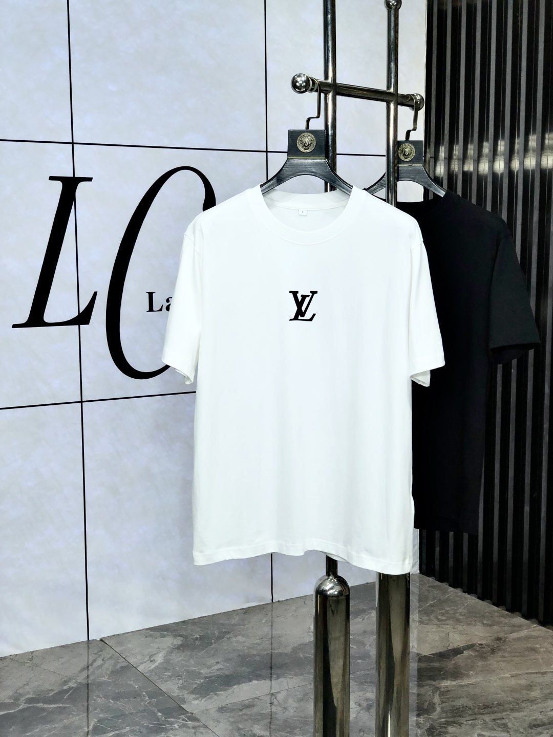 NO:440621,.Lv. Top products 2025 spring and summer new style first-time counter latest short-sleeved round-neck T-shirt, high-end customization, avant-garde and fashionable design!  Brand logo heavy craft design, high-end customized original pure cotton fabric, soft feel, comfortable to wear. 1f counter-level exquisite car line. Fine workmanship, invincible and handsome upper body effect!  A must-have item for handsome men!  Count m-3xL.m wear 175/130, louis vuitton, T-shirt,tees, t-shirt,alexander wang19860909.Lv.顶级货品2025春夏新款首发专柜最新款短袖圆领T恤 高端订制 设计前卫时尚！品牌logo重工艺设计 高端定制原版纯棉面料.手感柔软.穿着舒适.1f专柜级别精致车线.做工精细.上身效果无敌帅气！型男必备单品！码数m-3xL.m穿175/130,,louis vuitton,T-shirt,tees，t-shirt,alexander wang,Men's clothing