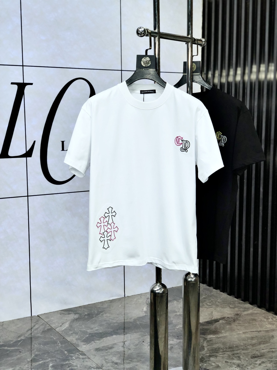 NO:440629,.Croxin. 2025 spring and summer new style letter logo round neck short-sleeved T-shirt, spring and summer casual outfit is essential, original pure cotton fabric. It is completely reflected in the high-end aesthetic workmanship, and the workmanship is more exquisite and atmospheric, with a strong three-dimensional feeling, which is very stunning, the fabric is soft and skin-friendly, and the upper body is a bit lazy and high-end feel. This wash T-T-T-T-T-T-T-T-T-T-T-T-T-T-T-T-T-T-T-T-T-T-T-T-T-T-T-T-T-T-T-T-T-T-T-T-T-T-T-T-T-T-T-T-T-T-T-T-T-T-T-T-T-T-T-T-T-T-T-T-T-T-T-T-T-T-T-T-T-T-T-T-T-T-T-T-T-T-T-T-T-T-T-T-T-T-T-T-T-T-T-T-T-T-T-T-T-T-T-T-T-T-T-T-T-T-T-T-T-T-T-T-T-T-T-T-T-T-T-T-T-T-T-T-T-T-T-T-T-T-T-T-T-T-T-T-T-T-T-T-T-T-T-T-T-T-T-T-T-T-T-T-T-T-T-T-T-T-T-T-T-T-T-T-T-T-T-T-T-T-T-T-T-T-T-T-T-T-T-T-T-T-T-T-T-T-T-T-T-T-T-T-T-T-T-T-T-T19860909.克罗心.2025春夏新款 字母logo圆领短袖t恤,春夏休闲穿搭必不可少,原版纯棉面料.完完全全体现在高级审美的做工上,做工更是精致大气,z立体感超强,非常惊艳,面料柔软亲肤,上身一丝丝慵懒又高级的feel,这款水洗t绝对是今年绝对的基础款之王,男女同款搭配穿出奢侈品高订的感觉.码数S-xxL.s穿175/,,chrome hearts,T-shirt,tees，t-shirt,alexander wang,Men's clothing