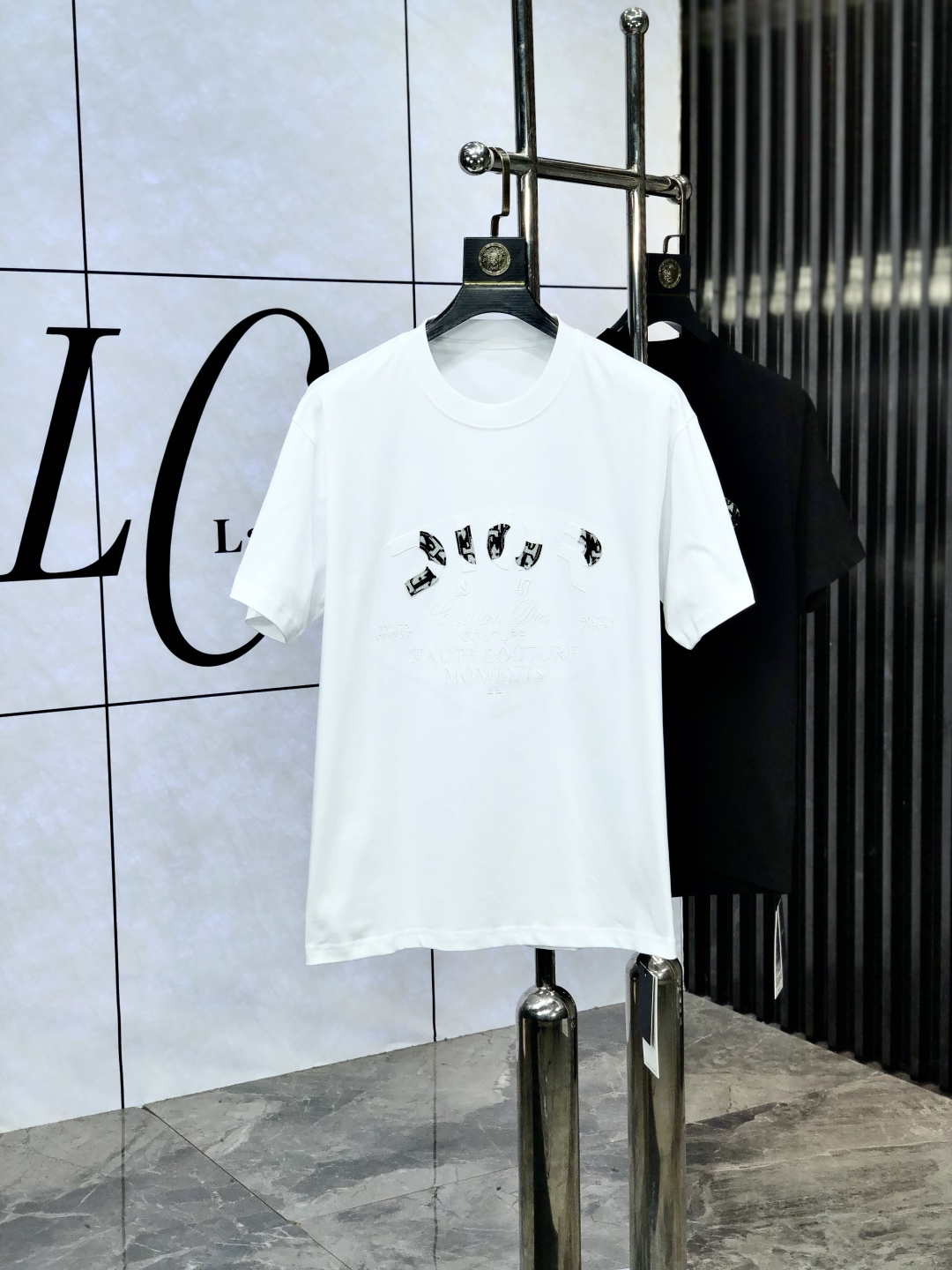 NO:440636,.Dior.2025 spring and summer new style letter logo round neck short-sleeved T-shirt, spring and summer casual outfit is essential, original pure cotton fabric. It is completely reflected in the high-end aesthetic workmanship, and the workmanship is more exquisite and atmospheric, with a strong three-dimensional feeling, which is very stunning, the fabric is soft and skin-friendly, and the upper body is a bit lazy and high-end feel. This washing T-T-T-T-T-T-T-T-T-T-T-T-T-T-T-T-T-T-T-T-T-T-T-T-T-T-T-T-T-T-T-T-T-T-T-T-T-T-T-T-T-T-T-T-T-T-T-T-T-T-T-T-T-T-T-T-T-T-T-T-T-T-T-T-T-T-T-T-T-T-T-T-T-T-T-T-T-T-T-T-T-T-T-T-T-T-T-T-T-T-T-T-T-T-T-T-T-T-T-T-T-T-T-T-T-T-T-T-T-T-T-T-T-T-T-T-T-T-T-T-T-T-T-T-T-T-T-T-T-T-T-T-T-T-T-T-T-T-T-T-T-T-T-T-T-T-T-T-T-T-T-T-T-T-T-T-T-T-T-T-T-T-T-T-T-T-T-T-T-T-T-T-T-T-T-T-T-T-T-T-T-T-T-T-T-T-T-T-T-T-T-T-T-T-T-T-T-T-19860909.Dior.2025春夏新款 字母logo圆领短袖t恤,春夏休闲穿搭必不可少,原版纯棉面料.完完全全体现在高级审美的做工上,做工更是精致大气,z立体感超强,非常惊艳,面料柔软亲肤,上身一丝丝慵懒又高级的feel,这款水洗t绝对是今年绝对的基础款之王,男女同款搭配穿出奢侈品高订的感觉.码数S-xxL.s穿175/,,dior,T-shirt,tees，t-shirt,alexander wang,Men's clothing