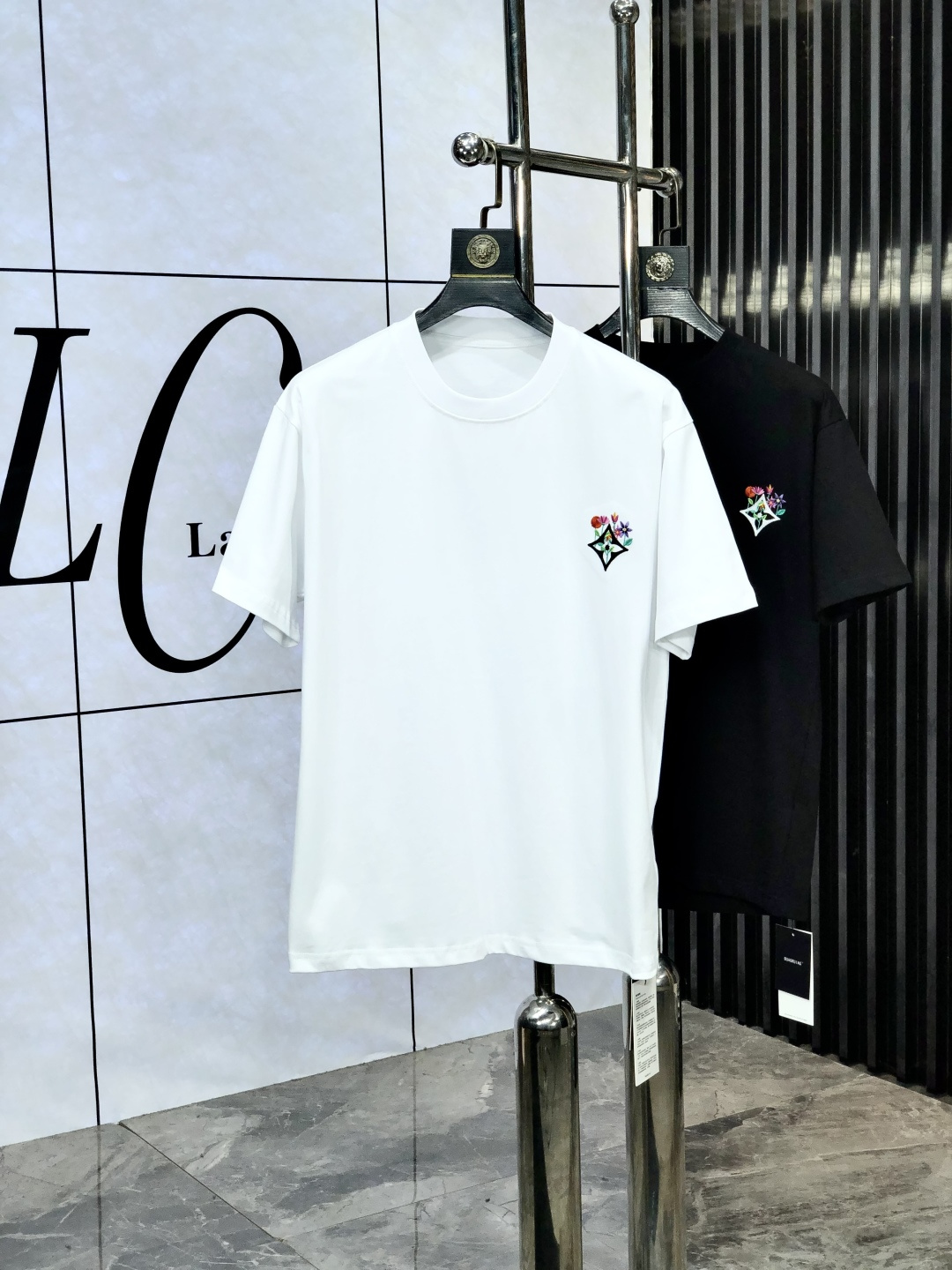 NO:440643,.Lv.2025 spring and summer new style letter logo round neck short-sleeved T-shirt, spring and summer casual outfit is essential, original pure cotton fabric. It is completely reflected in the high-end aesthetic workmanship, and the workmanship is more exquisite and atmospheric, with a strong three-dimensional feeling, which is very stunning, the fabric is soft and skin-friendly, and the upper body is a bit lazy and high-end feel. This washing T-T-T-T-T-T-T-T-T-T-T-T-T-T-T-T-T-T-T-T-T-T-T-T-T-T-T-T-T-T-T-T-T-T-T-T-T-T-T-T-T-T-T-T-T-T-T-T-T-T-T-T-T-T-T-T-T-T-T-T-T-T-T-T-T-T-T-T-T-T-T-T-T-T-T-T-T-T-T-T-T-T-T-T-T-T-T-T-T-T-T-T-T-T-T-T-T-T-T-T-T-T-T-T-T-T-T-T-T-T-T-T-T-T-T-T-T-T-T-T-T-T-T-T-T-T-T-T-T-T-T-T-T-T-T-T-T-T-T-T-T-T-T-T-T-T-T-T-T-T-T-T-T-T-T-T-T-T-T-T-T-T-T-T-T-T-T-T-T-T-T-T-T-T-T-T-T-T-T-T-T-T-T-T-T-T-T-T-T-T-T-T-T-T-T-T-T-T-T19860909.Lv.2025春夏新款 字母logo圆领短袖t恤,春夏休闲穿搭必不可少,原版纯棉面料.完完全全体现在高级审美的做工上,做工更是精致大气,z立体感超强,非常惊艳,面料柔软亲肤,上身一丝丝慵懒又高级的feel,这款水洗t绝对是今年绝对的基础款之王,男女同款搭配穿出奢侈品高订的感觉.码数S-xxL.s穿175/,,louis vuitton,T-shirt,tees，t-shirt,alexander wang,Men's clothing