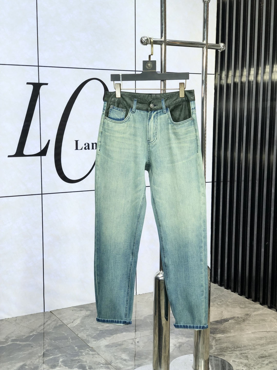 NO:414324,.Balenciaga. 2025 spring and summer high-end fashion sense, super soft denim fabric, light-colored washing jeans. The fabric is very special, super fine imitation cotton yarn blend, super soft and comfortable. It has a casual and casual sense of denim, and also has a relaxed and fashionable feeling. The cloth is refreshing, slightly stretchy, super soft and long-lasting, the whole pants are all traditional hand-wiping technology, natural stone grinding and light fermentation washing. Details are exquisite. Size 28-38,,balenciaga, jeans,alexander wang19860909.巴黎世家.2025春夏高级时装感,超柔牛仔面料 , 浅色洗水牛仔裤. 面料很特殊,超细精仿棉纱混纺,超柔舒适感. 具备牛仔随性感 ,休闲感 ,e亦有轻松感 ,时尚感. 布面清爽,微弹力,超柔穿着时间长, 整条裤子全传统手擦工艺,自然石磨轻酵洗水.细节精致感. 尺码28-38,,balenciaga,jeans,alexander wang,Men's clothing