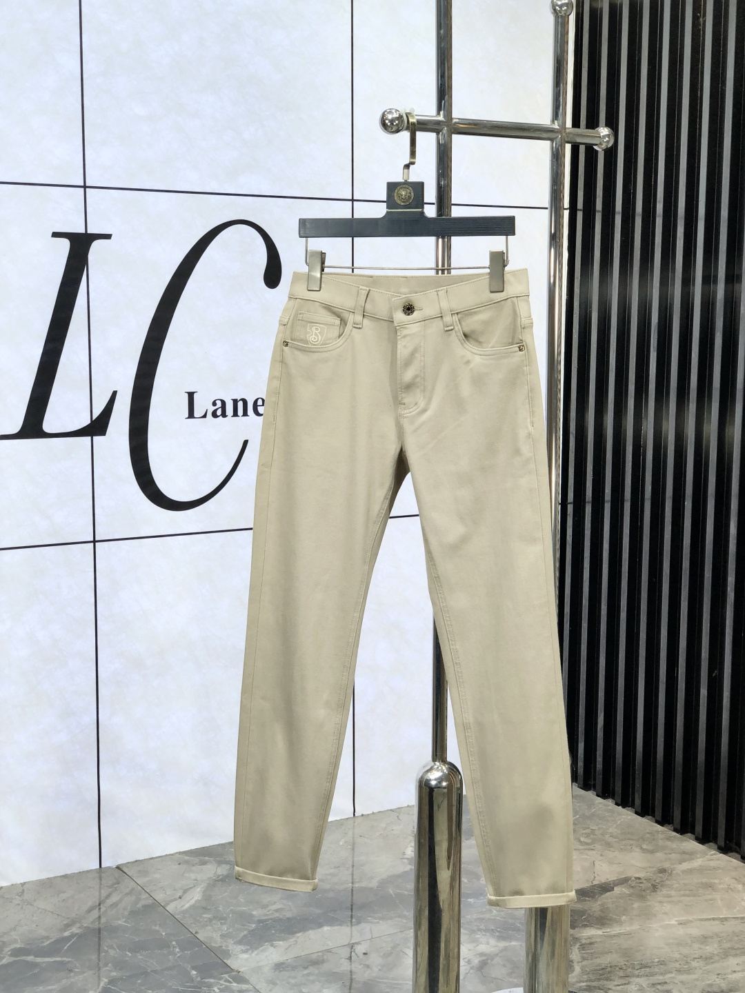 NO:414338,.Burberry.2025 spring and summer high-end fashion sense, super soft denim fabric, light-colored washing jeans. The fabric is very special, super fine imitation cotton yarn blend, super soft and comfortable. It has a casual and casual sense of denim, and also has a relaxed and fashionable feeling. The cloth is refreshing, slightly stretchy, super soft and long-lasting, the whole pants are all traditional hand-wiping technology, natural stone grinding and light fermentation washing. Details are exquisite. Size 28-38,,burberry,jeans,alexander wang19860909.巴宝莉.2025春夏高级时装感,超柔牛仔面料 , 浅色洗水牛仔裤. 面料很特殊,超细精仿棉纱混纺,超柔舒适感. 具备牛仔随性感 ,休闲感 ,e亦有轻松感 ,时尚感. 布面清爽,微弹力,超柔穿着时间长, 整条裤子全传统手擦工艺,自然石磨轻酵洗水.细节精致感. 尺码28-38,,burberry,jeans,alexander wang,Men's clothing