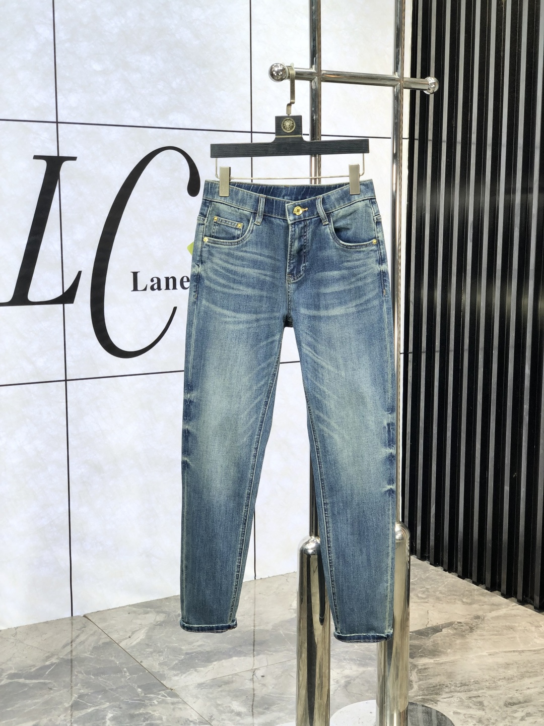 NO:414345,Valentino. 2025 spring and summer high-end fashion sense, super soft denim fabric, light-colored washing jeans. The fabric is very special, super fine imitation cotton yarn blend, super soft and comfortable. It has a casual and casual sense, e also has a relaxed and fashionable feeling. The cloth is refreshing, slightly stretchy, super soft and long-lasting, the whole pants are all traditional hand-wiping technology, natural stone grinding and light fermentation washing. Details are exquisite. Size 28-38, valentino, jeans, alexander wang19860909华伦天奴.2025春夏高级时装感,超柔牛仔面料 , 浅色洗水牛仔裤. 面料很特殊,超细精仿棉纱混纺,超柔舒适感. 具备牛仔随性感 ,休闲感 ,e亦有轻松感 ,时尚感. 布面清爽,微弹力,超柔穿着时间长, 整条裤子全传统手擦工艺,自然石磨轻酵洗水.细节精致感. 尺码28-38,,valentino,jeans,alexander wang,Men's clothing