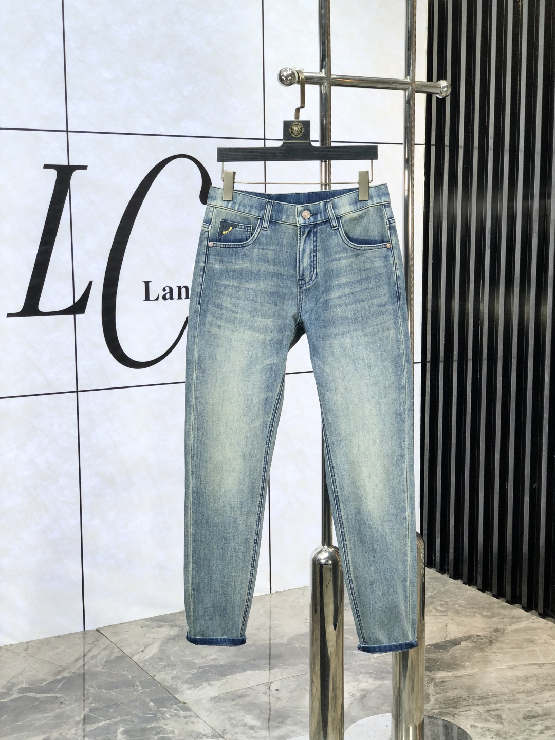 NO:414352,Fendi. 2025 spring and summer high-end fashion sense, super soft denim fabric, light-colored washing jeans. The fabric is very special, super fine imitation cotton yarn blend, super soft and comfortable. It has a casual and casual sense, e also has a relaxed and fashionable feeling. The cloth is refreshing, slightly stretchy, super soft and long wearing time, the whole pants are all traditional hand-wiping technology, natural stone grinding and light fermentation washing. Details are exquisite. Size 28-38,,fendi, jeans, alexander wang19860909芬迪.2025春夏高级时装感,超柔牛仔面料 , 浅色洗水牛仔裤. 面料很特殊,超细精仿棉纱混纺,超柔舒适感. 具备牛仔随性感 ,休闲感 ,e亦有轻松感 ,时尚感. 布面清爽,微弹力,超柔穿着时间长, 整条裤子全传统手擦工艺,自然石磨轻酵洗水.细节精致感. 尺码28-38,,fendi,jeans,alexander wang,Men's clothing