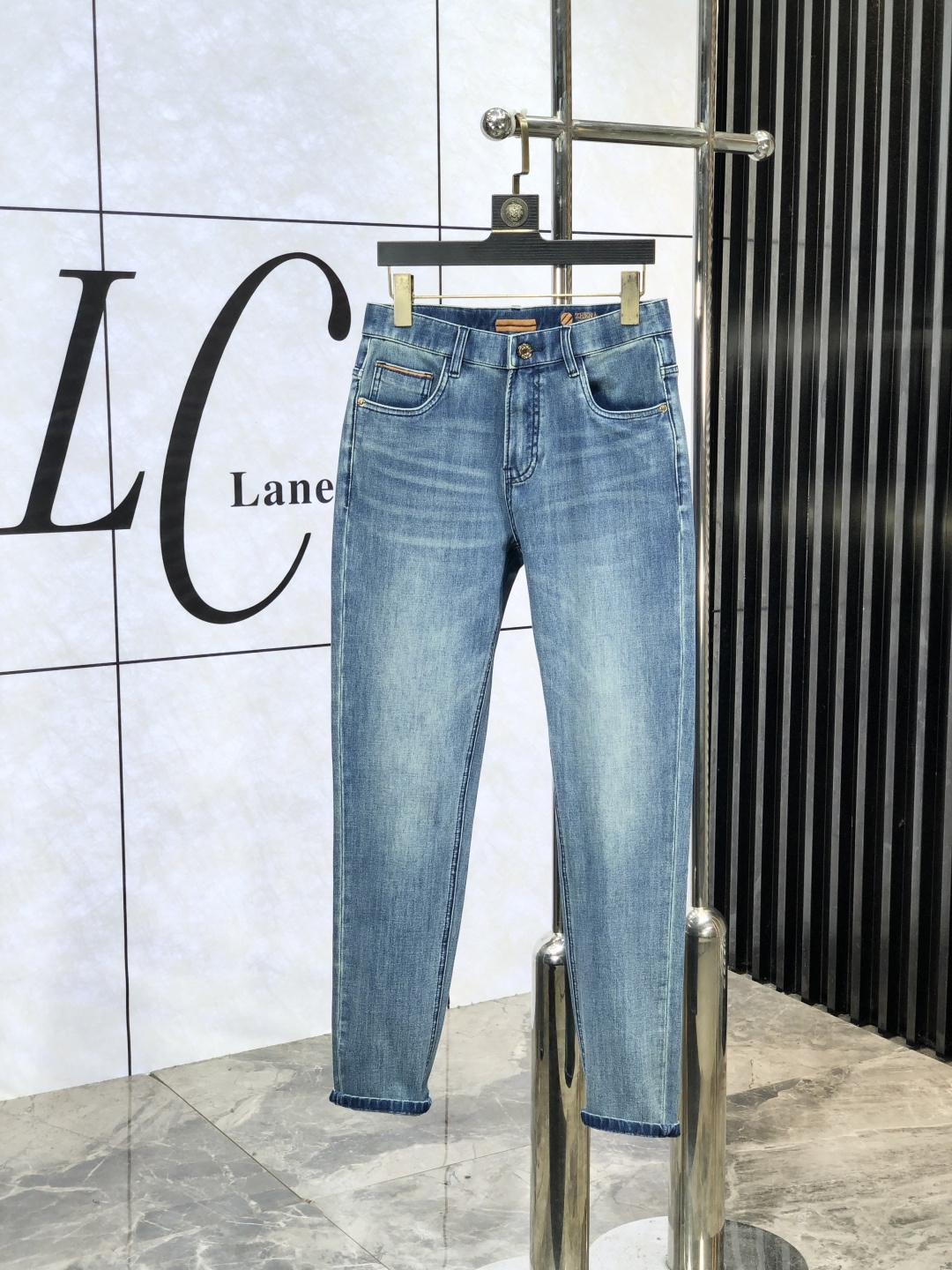 NO:414357,.Jenia. 2025 spring and summer high-end fashion sense, super soft denim fabric, light-colored washing jeans. The fabric is very special, super fine imitation cotton yarn blend, super soft and comfortable. It has a casual and casual sense of denim, and also has a relaxed and fashionable feeling. The cloth is refreshing, slightly stretchy, super soft and long-lasting, the whole pants are fully traditional hand-wiping technology, natural stone grinding and light fermentation washing. Details are exquisite. Size 28-38,,zegna, jeans, alexander wang19860909.杰尼亚.2025春夏高级时装感,超柔牛仔面料 , 浅色洗水牛仔裤. 面料很特殊,超细精仿棉纱混纺,超柔舒适感. 具备牛仔随性感 ,休闲感 ,e亦有轻松感 ,时尚感. 布面清爽,微弹力,超柔穿着时间长, 整条裤子全传统手擦工艺,自然石磨轻酵洗水.细节精致感. 尺码28-38,,zegna,jeans,alexander wang,Men's clothing