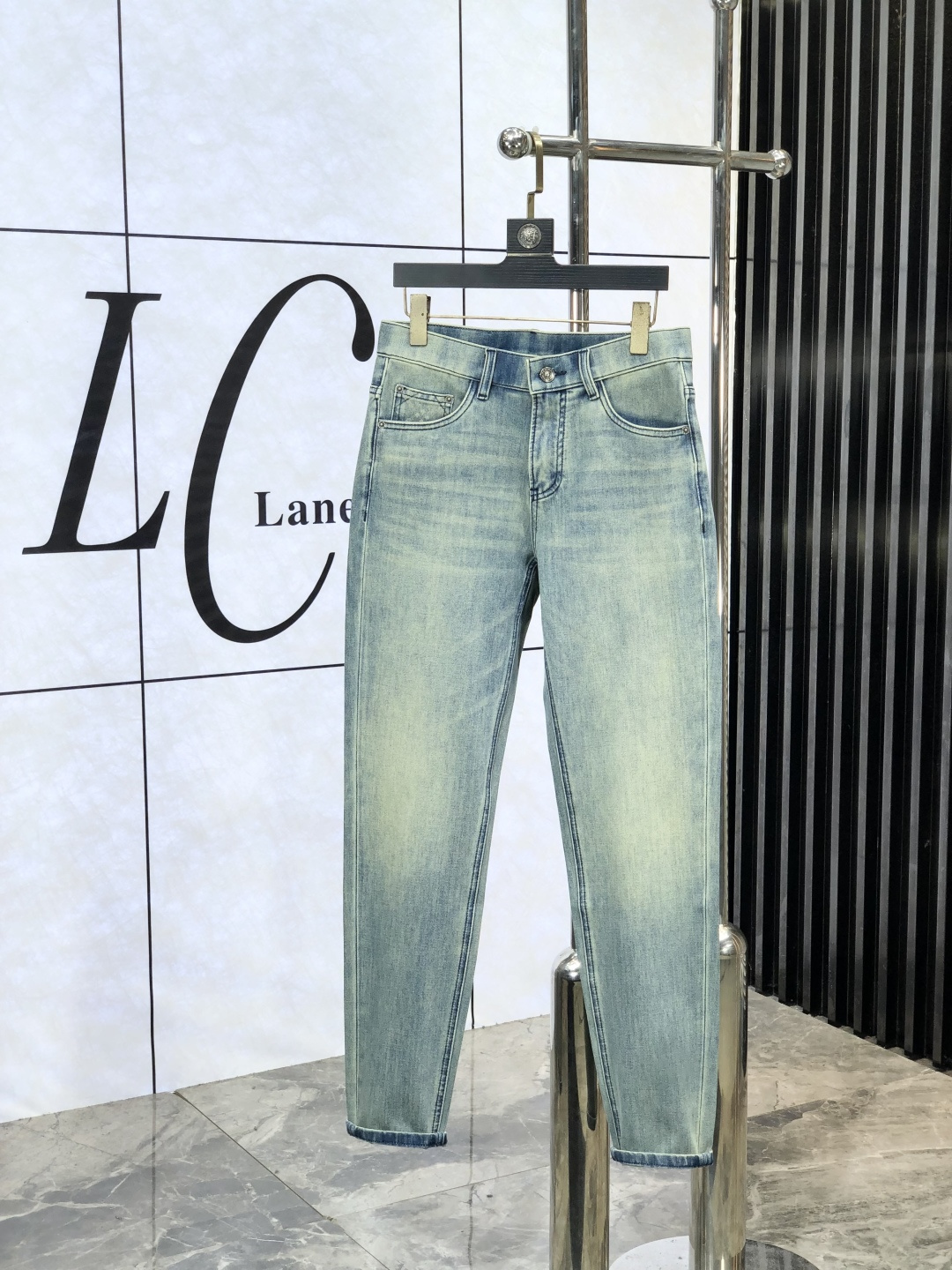 NO:414367,.Burberry.2025 spring and summer high-end fashion sense, super soft denim fabric, light-colored washing jeans. The fabric is very special, super fine imitation cotton yarn blend, super soft and comfortable. It has a casual and casual sense of denim, and also has a relaxed and fashionable feeling. The cloth is refreshing, slightly stretchy, super soft and long-lasting, the whole pants are all traditional hand-wiping technology, natural stone grinding and light fermentation washing. Details are exquisite. Size 28-38,,burberry,jeans,alexander wang19860909.巴宝莉.2025春夏高级时装感,超柔牛仔面料 , 浅色洗水牛仔裤. 面料很特殊,超细精仿棉纱混纺,超柔舒适感. 具备牛仔随性感 ,休闲感 ,e亦有轻松感 ,时尚感. 布面清爽,微弹力,超柔穿着时间长, 整条裤子全传统手擦工艺,自然石磨轻酵洗水.细节精致感. 尺码28-38,,burberry,jeans,alexander wang,Men's clothing