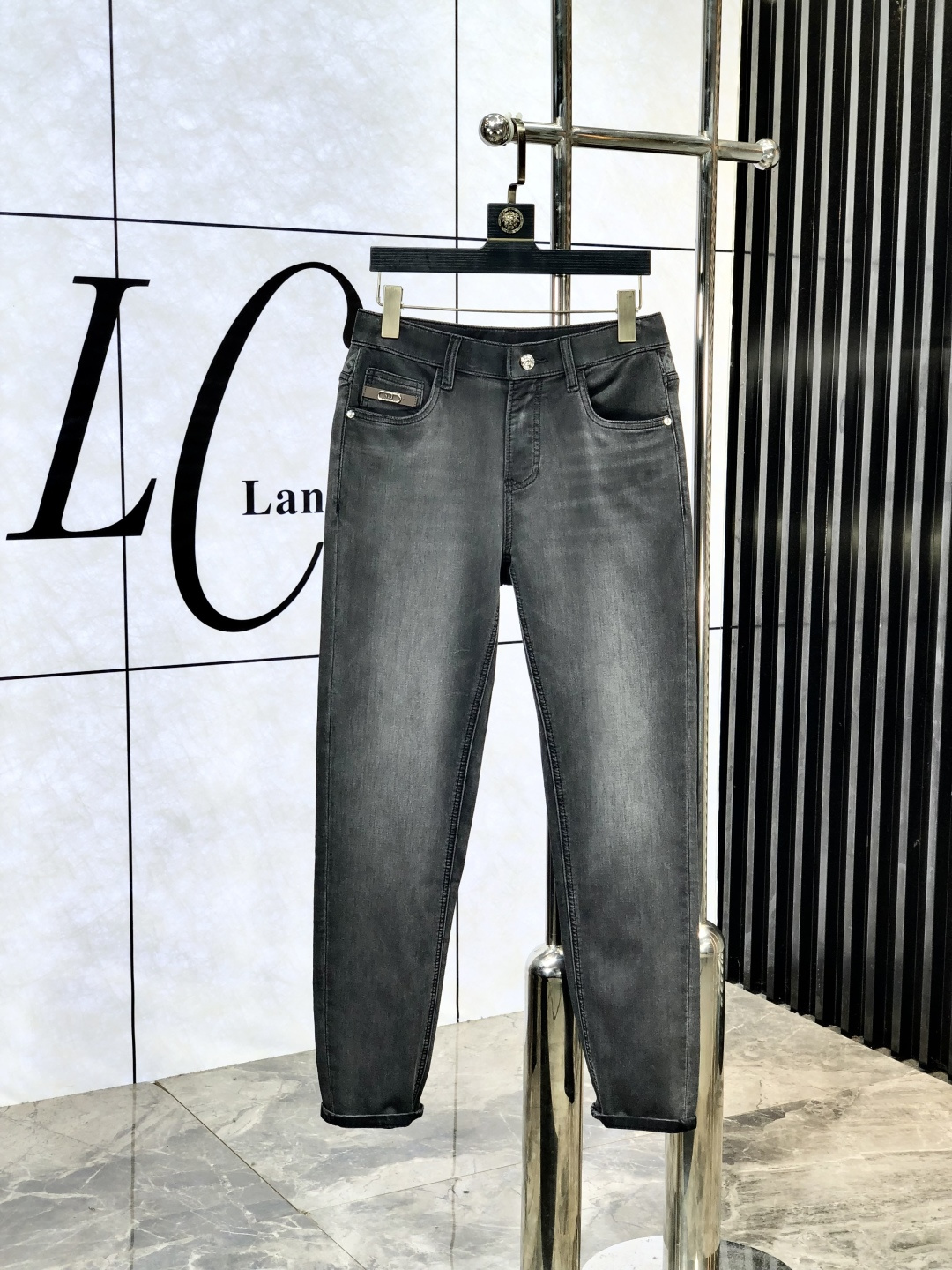 NO:414373,.Fendi.2025 spring and summer high-end fashion sense, super soft denim fabric, light-colored washing jeans. The fabric is very special, super fine imitation cotton yarn blend, super soft and comfortable. It has a casual and casual sense of denim, and also has a relaxed and fashionable feeling. The cloth is refreshing, slightly stretchy, super soft and long-lasting, the whole pants are all traditional hand-wiping technology, natural stone grinding and light fermentation washing. Details are exquisite. Size 28-38,,fendi, jeans, alexander wang19860909.芬迪.2025春夏高级时装感,超柔牛仔面料 , 浅色洗水牛仔裤. 面料很特殊,超细精仿棉纱混纺,超柔舒适感. 具备牛仔随性感 ,休闲感 ,e亦有轻松感 ,时尚感. 布面清爽,微弹力,超柔穿着时间长, 整条裤子全传统手擦工艺,自然石磨轻酵洗水.细节精致感. 尺码28-38,,fendi,jeans,alexander wang,Men's clothing