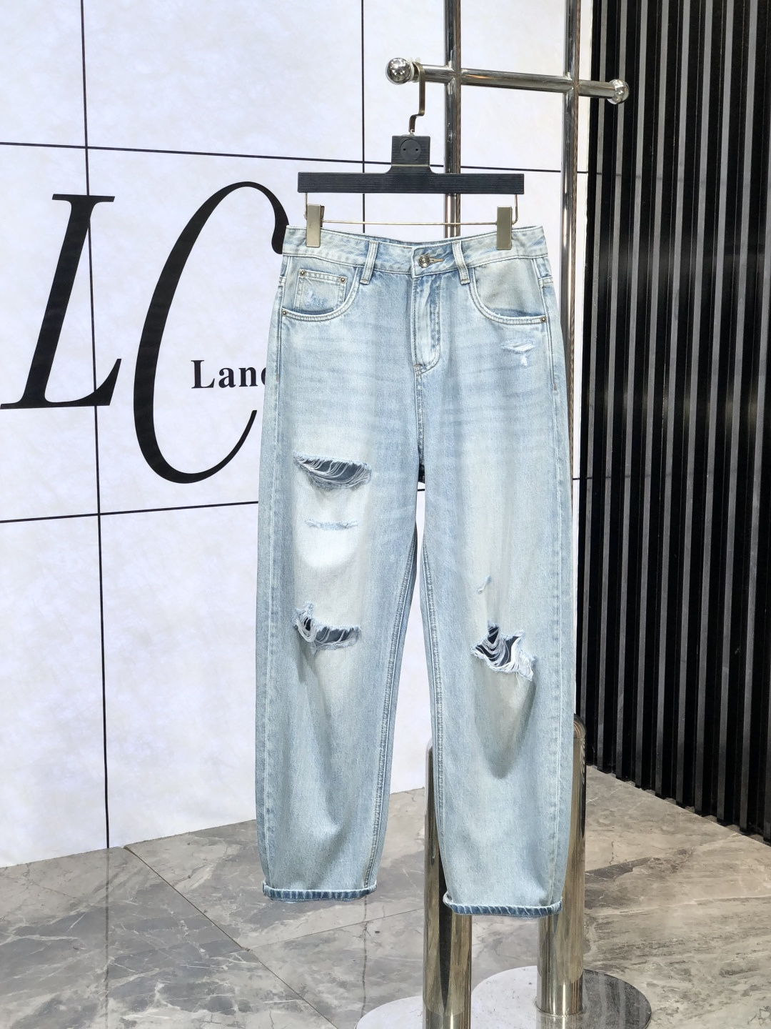 NO:414379,.Valentino.2025 spring and summer high-end fashion sense, super soft denim fabric, light-colored washing jeans. The fabric is very special, super fine imitation cotton yarn blend, super soft and comfortable. It has a casual and casual sense of denim, and also has a relaxed and fashionable feeling. The cloth is refreshing, slightly stretchy, super soft and long-lasting, the whole pants are all traditional hand-wiping technology, natural stone grinding and light fermentation washing. Details are exquisite. Size 28-38,,valentino,jeans,alexander wang19860909.华伦天奴.2025春夏高级时装感,超柔牛仔面料 , 浅色洗水牛仔裤. 面料很特殊,超细精仿棉纱混纺,超柔舒适感. 具备牛仔随性感 ,休闲感 ,e亦有轻松感 ,时尚感. 布面清爽,微弹力,超柔穿着时间长, 整条裤子全传统手擦工艺,自然石磨轻酵洗水.细节精致感. 尺码28-38,,valentino,jeans,alexander wang,Men's clothing