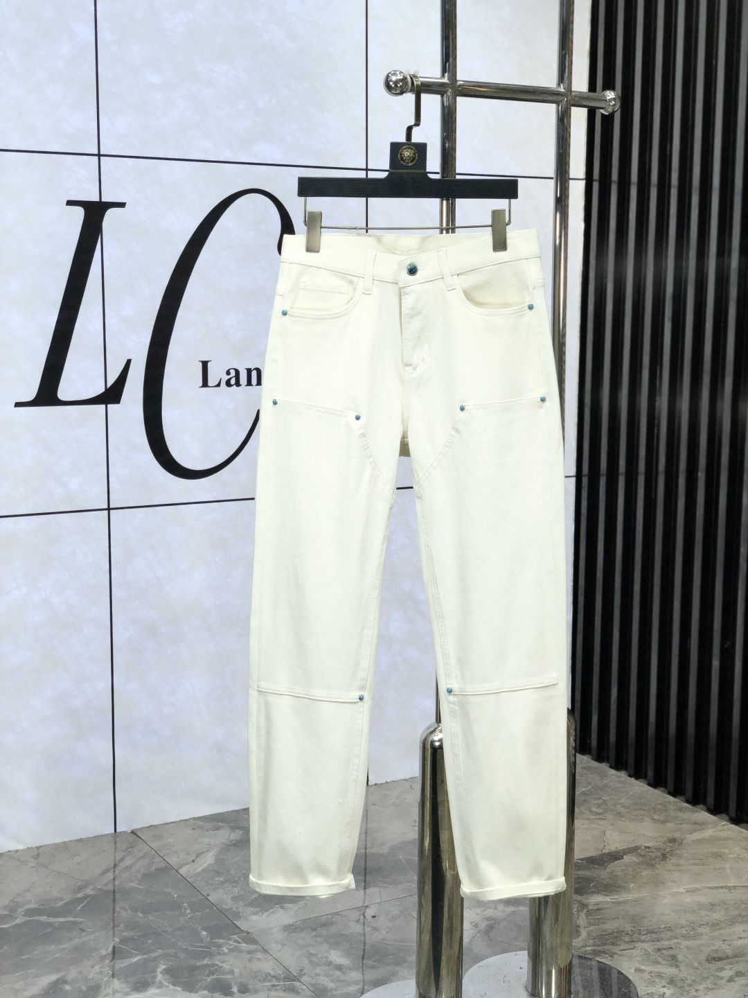 NO:414384,.Lv.2025 spring and summer high-end fashion sense, super soft denim fabric, light-colored washing jeans. The fabric is very special, super fine imitation cotton yarn blend, super soft and comfortable. It has a casual and casual sense of denim, and also has a relaxed and fashionable feeling. The cloth is refreshing, slightly stretchy, super soft and long-lasting, the whole pants are all traditional hand-wiping technology, natural stone grinding and light fermentation washing. Details are exquisite. Size 28-38,,louis vuitton, jeans, alexander wang19860909.Lv.2025春夏高级时装感,超柔牛仔面料 , 浅色洗水牛仔裤. 面料很特殊,超细精仿棉纱混纺,超柔舒适感. 具备牛仔随性感 ,休闲感 ,e亦有轻松感 ,时尚感. 布面清爽,微弹力,超柔穿着时间长, 整条裤子全传统手擦工艺,自然石磨轻酵洗水.细节精致感. 尺码28-38,,louis vuitton,jeans,alexander wang,Men's clothing