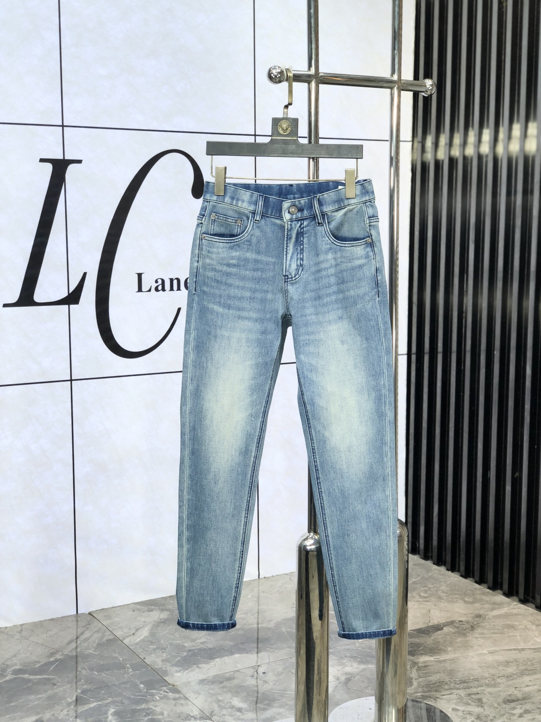 NO:414390,.Givenchy. 2025 spring and summer high-end fashion sense, super soft denim fabric, light-colored washing jeans. The fabric is very special, super fine imitation cotton yarn blend, super soft and comfortable. It has a casual and casual sense of denim, and also has a relaxed and fashionable feeling. The cloth is refreshing, slightly stretchy, super soft and long-lasting, the whole pants are all traditional hand-wiping technology, natural stone grinding and light fermentation washing. Details are exquisite. Size 28-38,, givennchy, jeans, alexander wang19860909.纪梵希.2025春夏高级时装感,超柔牛仔面料 , 浅色洗水牛仔裤. 面料很特殊,超细精仿棉纱混纺,超柔舒适感. 具备牛仔随性感 ,休闲感 ,e亦有轻松感 ,时尚感. 布面清爽,微弹力,超柔穿着时间长, 整条裤子全传统手擦工艺,自然石磨轻酵洗水.细节精致感. 尺码28-38,,givenchy,jeans,alexander wang,Men's clothing