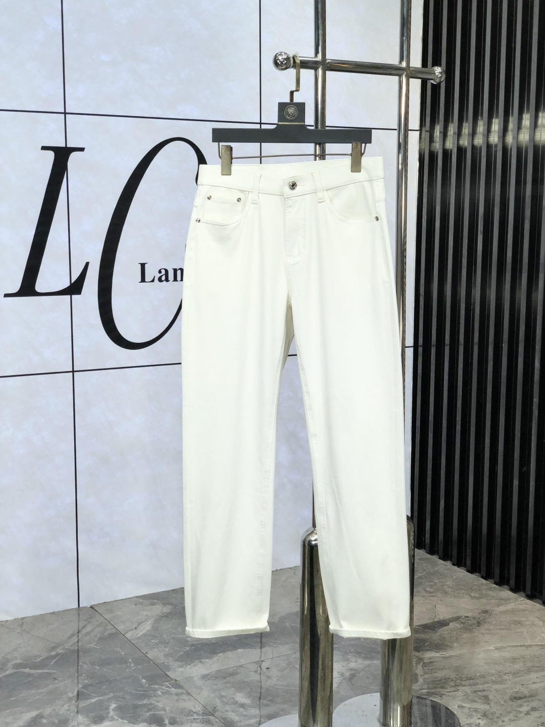 NO:414398,.Burberry.2025 spring and summer high-end fashion sense, super soft denim fabric, light-colored washing jeans. The fabric is very special, super fine imitation cotton yarn blend, super soft and comfortable. It has a casual and casual sense of denim, and also has a relaxed and fashionable feeling. The cloth is refreshing, slightly stretchy, super soft and long-lasting, the whole pants are all traditional hand-wiping technology, natural stone grinding and light fermentation washing. Details are exquisite. Size 28-38,,burberry,jeans,alexander wang19860909.巴宝莉.2025春夏高级时装感,超柔牛仔面料 , 浅色洗水牛仔裤. 面料很特殊,超细精仿棉纱混纺,超柔舒适感. 具备牛仔随性感 ,休闲感 ,e亦有轻松感 ,时尚感. 布面清爽,微弹力,超柔穿着时间长, 整条裤子全传统手擦工艺,自然石磨轻酵洗水.细节精致感. 尺码28-38,,burberry,jeans,alexander wang,Men's clothing