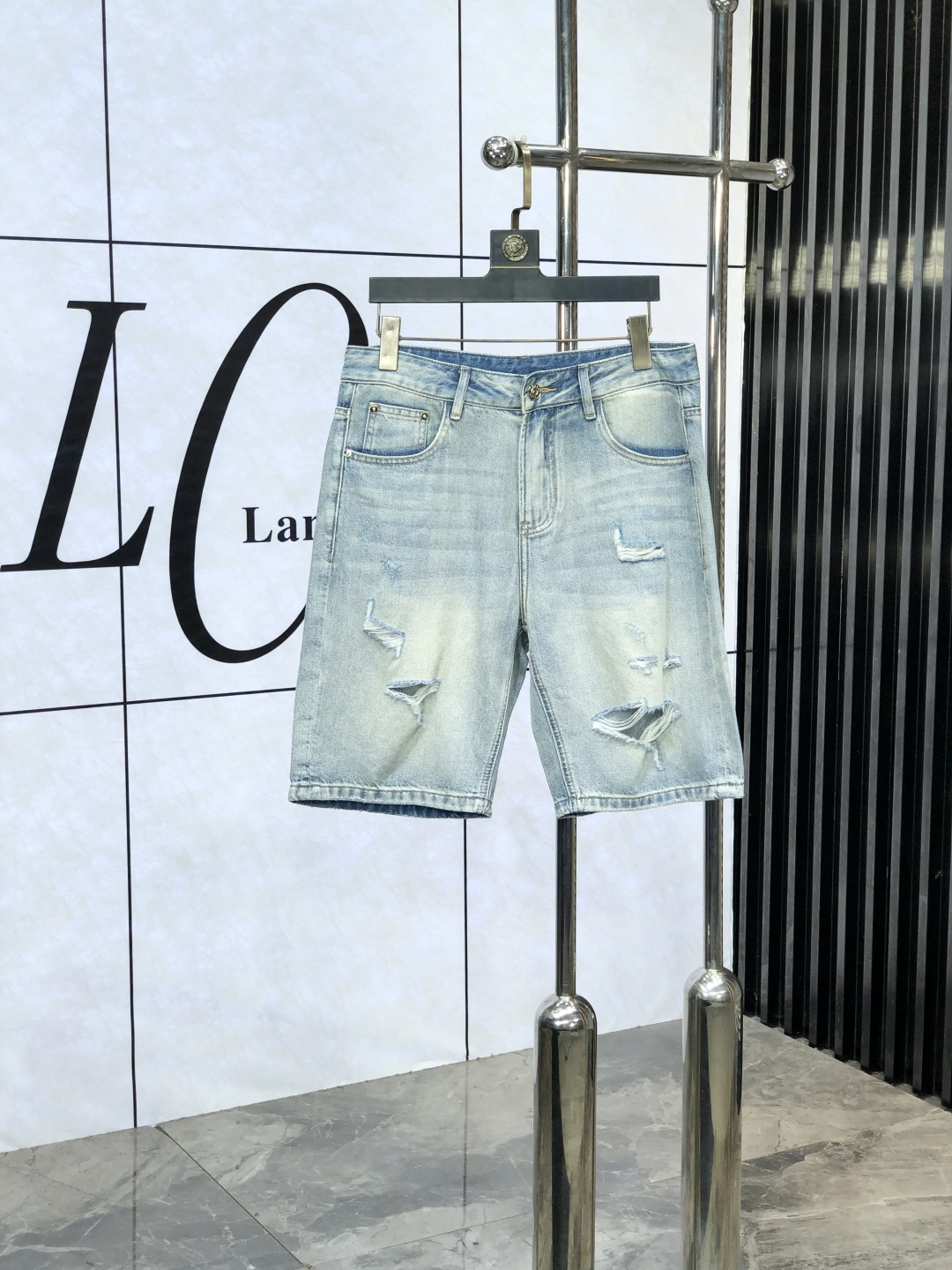 NO:414413,Givenchy. 2025 spring and summer high-end fashion sense, super soft denim fabric, light-colored washing jeans. The fabric is very special, super fine imitation cotton yarn blend, super soft and comfortable. It has a casual and casual sense of denim, and also has a relaxed and fashionable feeling. The cloth is refreshing, slightly stretchy, super soft and long-lasting, the whole pants are all traditional hand-wiping technology, natural stone grinding and light fermentation washing. Details are exquisite. Size 28-38,, givennchy, jeans, alexander wang19860909纪梵希.2025春夏高级时装感,超柔牛仔面料 , 浅色洗水牛仔裤. 面料很特殊,超细精仿棉纱混纺,超柔舒适感. 具备牛仔随性感 ,休闲感 ,e亦有轻松感 ,时尚感. 布面清爽,微弹力,超柔穿着时间长, 整条裤子全传统手擦工艺,自然石磨轻酵洗水.细节精致感. 尺码28-38,,givenchy,jeans,alexander wang,Men's clothing