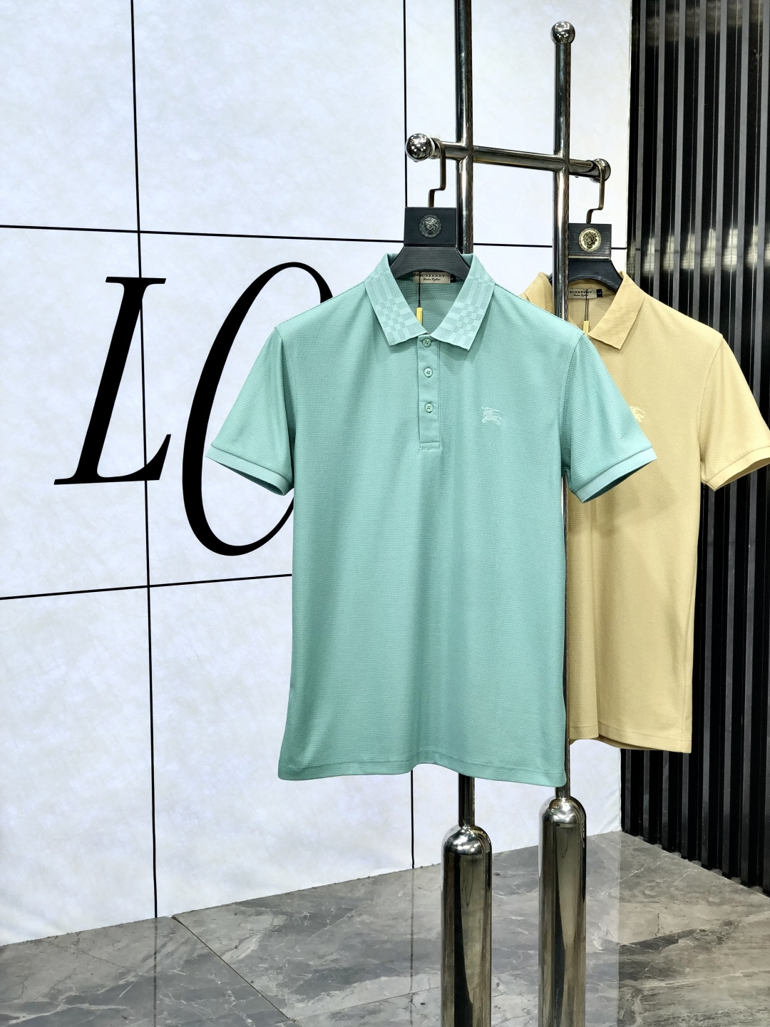 NO:414420,.Burberry. The new spring and summer 2025 new men's logo short-sleeved polo shirt, continuing the classic business casual lapel POLO shirt. This polo shirt is made of beaded floor fabric, and the timeless design can transcend fashion trends. The classic style, the d4 brand LOGO three-dimensional and unique, making the overall more detailed. The combination style, the fabric is made of cotton beaded material, comfortable, skin-friendly, breathable, and is a very practical wear for daily commuting and leisure. Highly recommended. Size M-3XL m wear 175/130, burberry, T-shirt, alexander wang19860909.巴宝莉.2025春夏新款男士标识短袖polo衫,延续经典商务休闲翻领POLO恤.该款Polo衫采用珠地面料制成,隽永设计可跨越时尚潮流.经典款型,d4品牌LOGO立体别致,让整体更具细节感 合体的版型,面料采用全棉珠地料,舒适,亲肤,透气好,平时通勤休闲都很实穿的一款 强烈推荐.尺码M-3XL m穿175/130,,burberry,T-shirt,alexander wang,Men's clothing