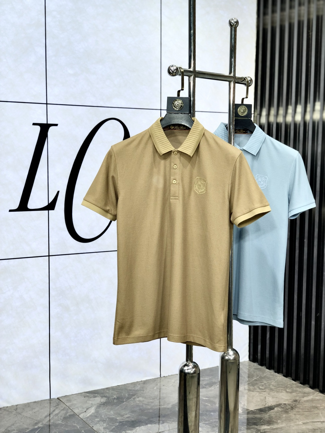 NO:414369,.Lp. 2025 spring and summer new men's logo short-sleeved polo shirt, continuing the classic business casual lapel POLO shirt. This polo shirt is made of beaded floor fabric, and the timeless design can transcend fashion trends. Classic style, d4 brand LOGO three-dimensional and unique, making the overall more detailed. The combination style, the fabric is made of cotton beaded material, comfortable, skin-friendly, breathable, and is a very practical wear for daily commuting and leisure. Highly recommended. Size M-3XL m wear 175/130, loro piano, T-shirt, alexander wang19860909.Lp.2025春夏新款男士标识短袖polo衫,延续经典商务休闲翻领POLO恤.该款Polo衫采用珠地面料制成,隽永设计可跨越时尚潮流.经典款型,d4品牌LOGO立体别致,让整体更具细节感 合体的版型,面料采用全棉珠地料,舒适,亲肤,透气好,平时通勤休闲都很实穿的一款 强烈推荐.尺码M-3XL m穿175/130,,loro piana,T-shirt,alexander wang,Men's clothing