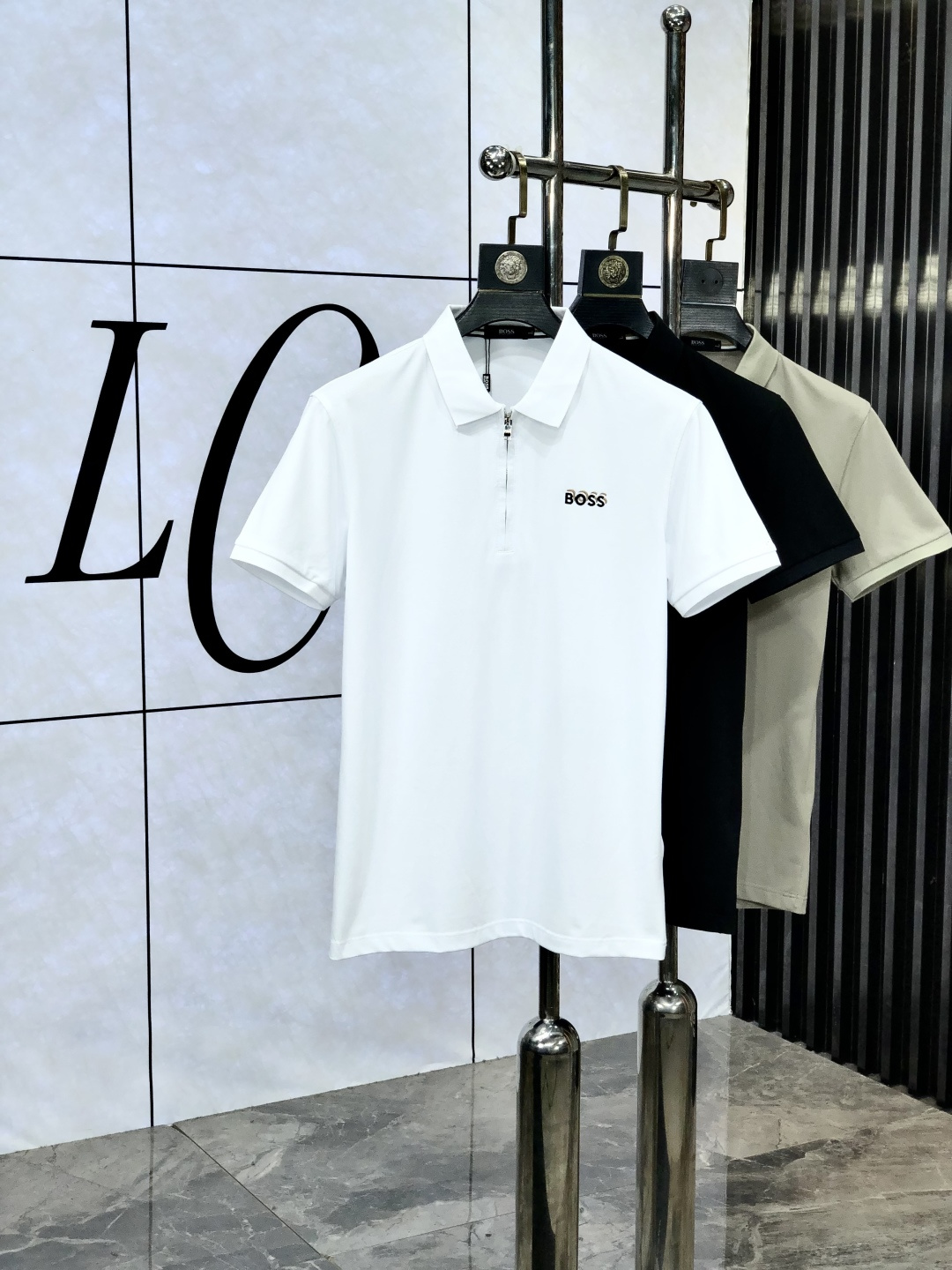 NO:414375,.Boss. 2025 spring and summer new men's logo short-sleeved polo shirt, continuing the classic business casual lapel POLO shirt. This polo shirt is made of beaded floor fabric, and the timeless design can transcend fashion trends. Classic style, d4 brand LOGO three-dimensional and unique, making the overall more detailed. The combination style, the fabric is made of cotton beaded material, comfortable, skin-friendly, breathable, and is a very practical wear for daily commuting and leisure. Highly recommended. Size M-3XL m wear 175/130, T-shirt, alexander wang19860909.Boss.2025春夏新款男士标识短袖polo衫,延续经典商务休闲翻领POLO恤.该款Polo衫采用珠地面料制成,隽永设计可跨越时尚潮流.经典款型,d4品牌LOGO立体别致,让整体更具细节感 合体的版型,面料采用全棉珠地料,舒适,亲肤,透气好,平时通勤休闲都很实穿的一款 强烈推荐.尺码M-3XL m穿175/130,,T-shirt,alexander wang,Men's clothing