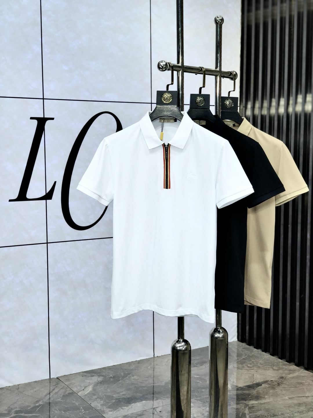 NO:414380,.Burberry. The new spring and summer 2025 new men's logo short-sleeved polo shirt, continuing the classic business casual lapel POLO shirt. This polo shirt is made of beaded floor fabric, and the timeless design can transcend fashion trends. The classic style, the d4 brand LOGO three-dimensional and unique, making the overall more detailed. The combination style, the fabric is made of cotton beaded material, comfortable, skin-friendly, breathable, and is a very practical wear for daily commuting and leisure. Highly recommended. Size M-3XL m wear 175/130, burberry, T-shirt, alexander wang19860909.巴宝莉.2025春夏新款男士标识短袖polo衫,延续经典商务休闲翻领POLO恤.该款Polo衫采用珠地面料制成,隽永设计可跨越时尚潮流.经典款型,d4品牌LOGO立体别致,让整体更具细节感 合体的版型,面料采用全棉珠地料,舒适,亲肤,透气好,平时通勤休闲都很实穿的一款 强烈推荐.尺码M-3XL m穿175/130,,burberry,T-shirt,alexander wang,Men's clothing