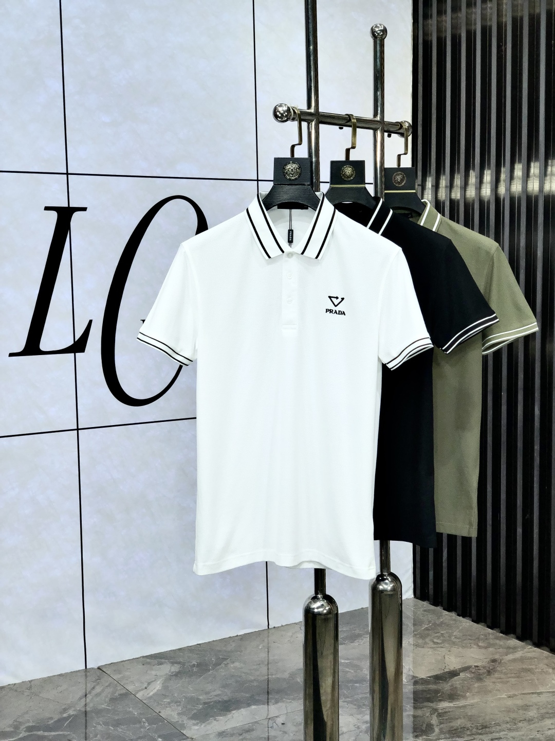 NO:414386,.Prada. 2025 spring and summer new men's logo short-sleeved polo shirt, continuing the classic business casual lapel POLO shirt. This Polo shirt is made of beaded floor fabric, and the timeless design can transcend fashion trends. Classic style, d4 brand LOGO three-dimensional and unique, making the overall more detailed. The combination style, the fabric is made of cotton beaded material, comfortable, skin-friendly, breathable, and is a very practical wear for daily commuting and leisure. Highly recommended. Size M-3XL m wear 175/130, prada, T-shirt, alexander wang19860909.普拉达.2025春夏新款男士标识短袖polo衫,延续经典商务休闲翻领POLO恤.该款Polo衫采用珠地面料制成,隽永设计可跨越时尚潮流.经典款型,d4品牌LOGO立体别致,让整体更具细节感 合体的版型,面料采用全棉珠地料,舒适,亲肤,透气好,平时通勤休闲都很实穿的一款 强烈推荐.尺码M-3XL m穿175/130,,prada,T-shirt,alexander wang,Men's clothing